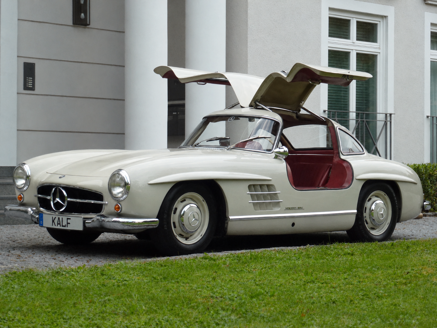 Klassischer Mercedes mit offenen Flügeltüren.png