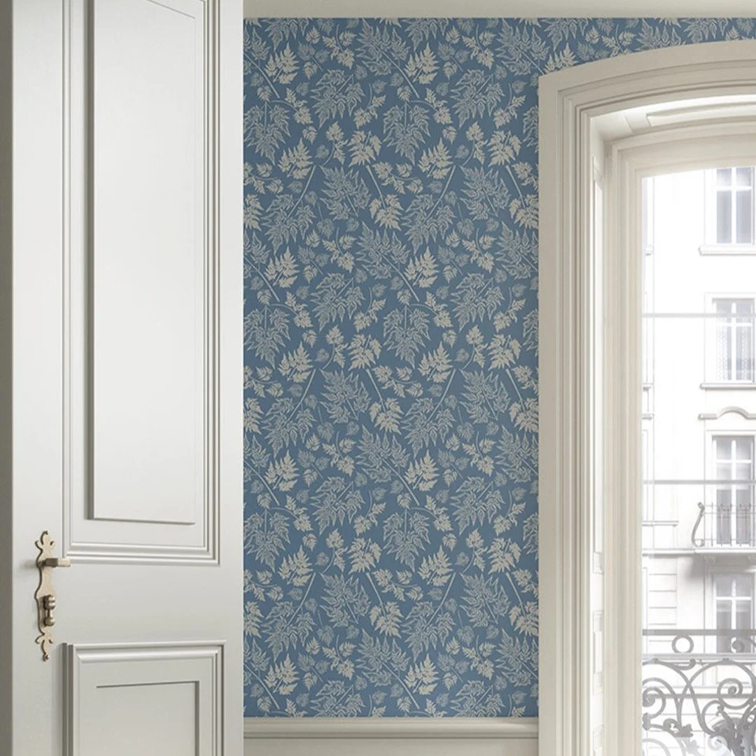 A regally patterned blue - Parsley, Queen Anne&rsquo;s Lace

A softly stamped repeat inspired by the feathery heads of cow parsley, long associated with English hedgerows and folklore.

This blue draws from the heritage of Wedgwood - a quintessential