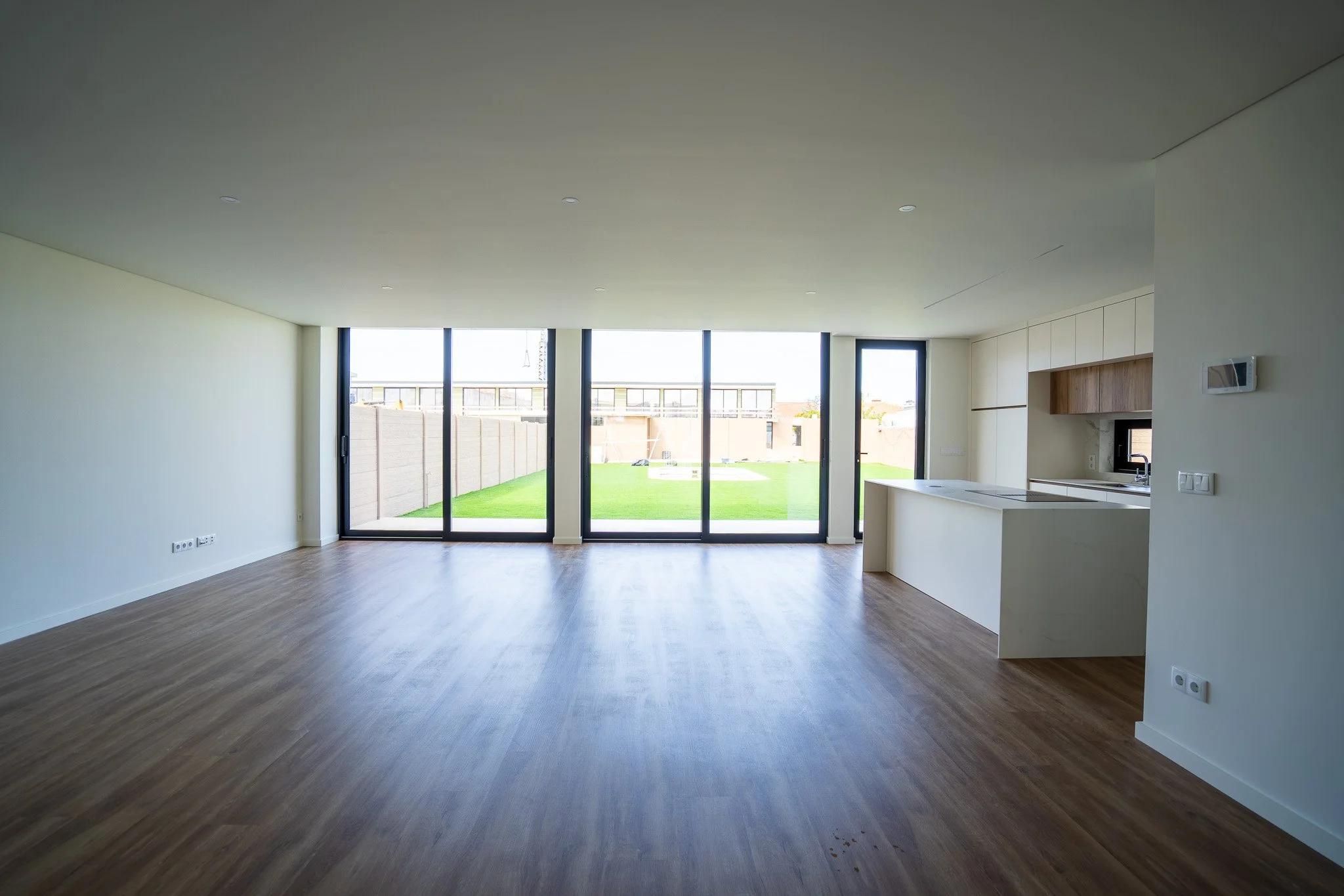 Moradias modernas em fase final: qualidade de construção