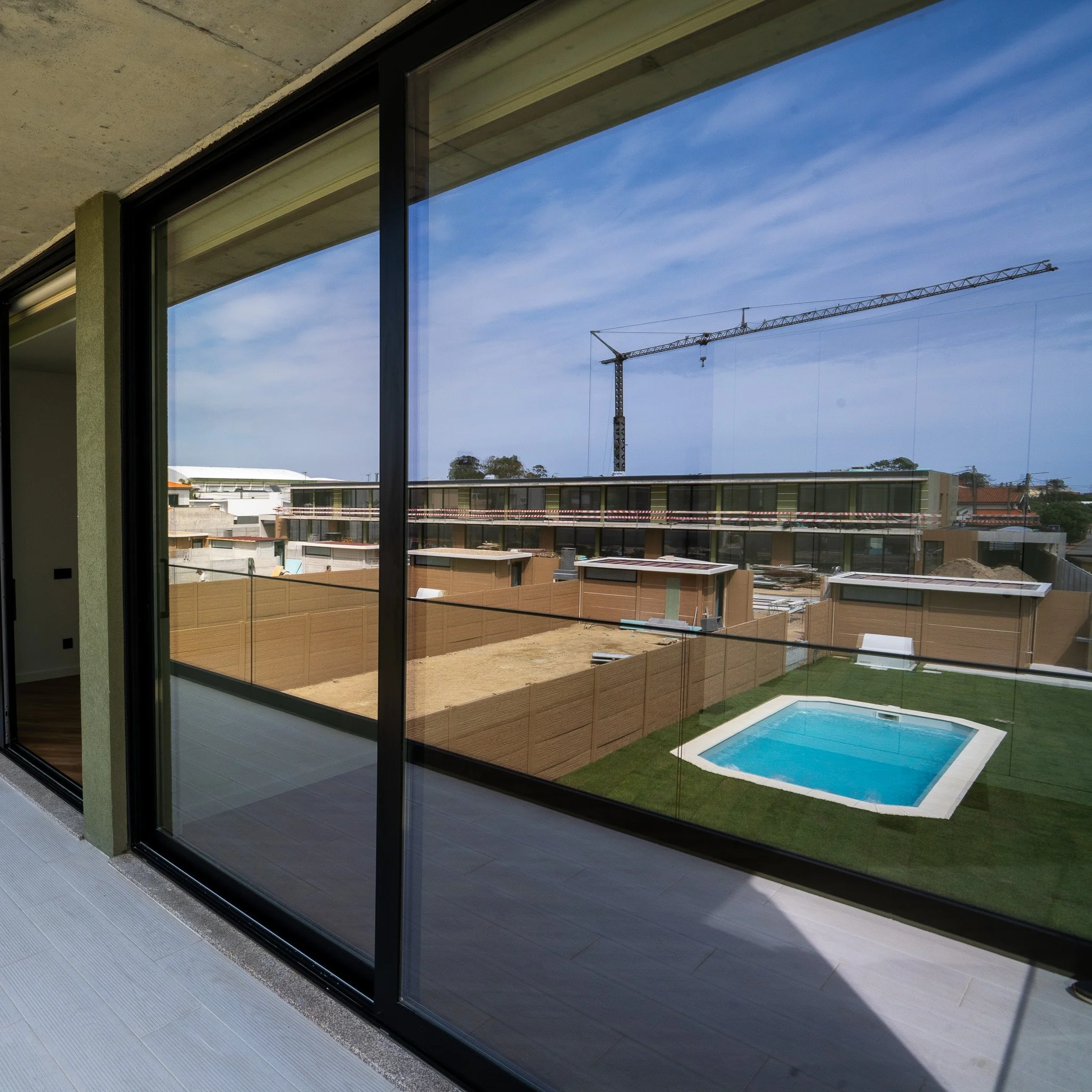 Para que serve uma piscina quando a praia está a cinco minutos? Mais do que imagina