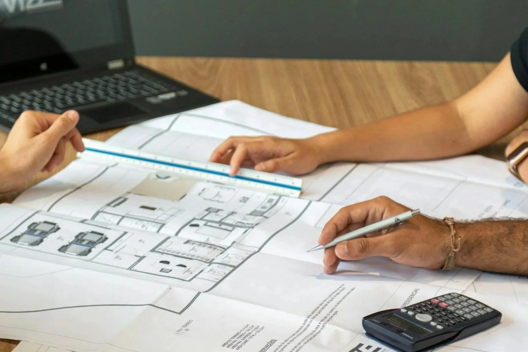 Mesa com documentos de projeto de construção - Edizur.