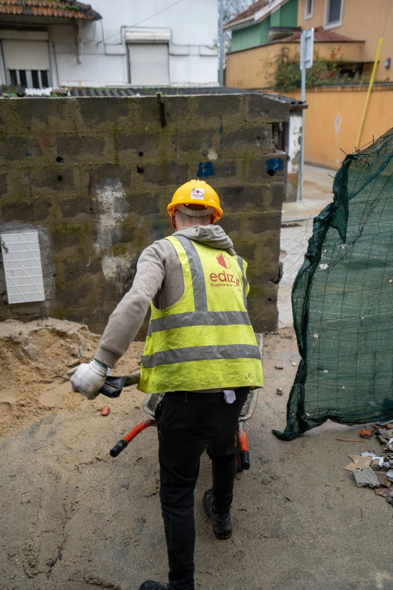 Trabalhador da construção civil em obra – Edizur construção e gestão de projetos.