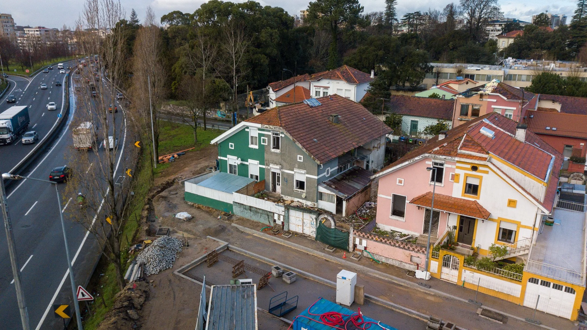 Edifício antigo em processo de reabilitação e remodelação – Edizur reabilitação urbana.