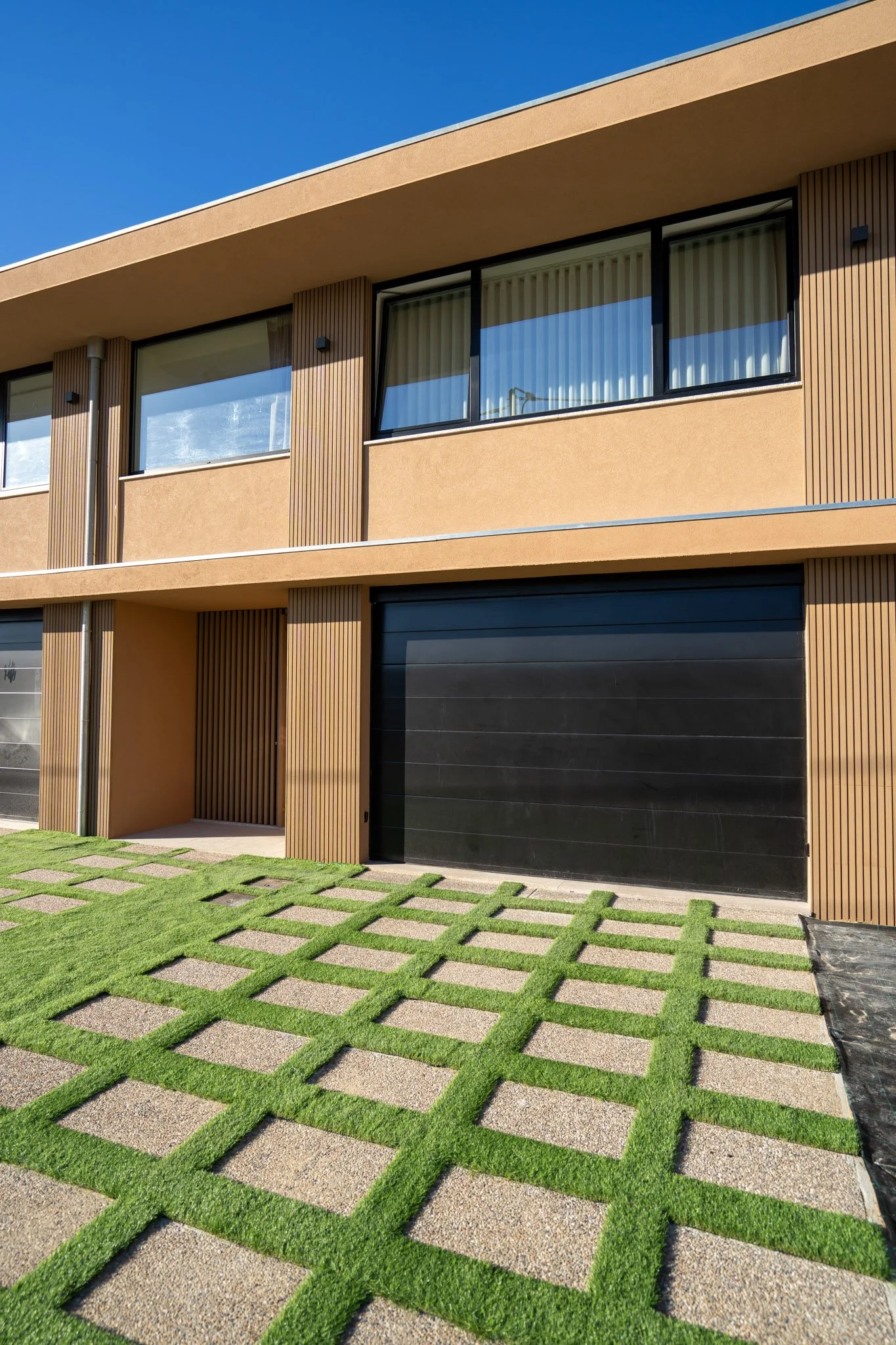 Entrada de casa moderna – Edizur promoção imobiliária e reabilitação.