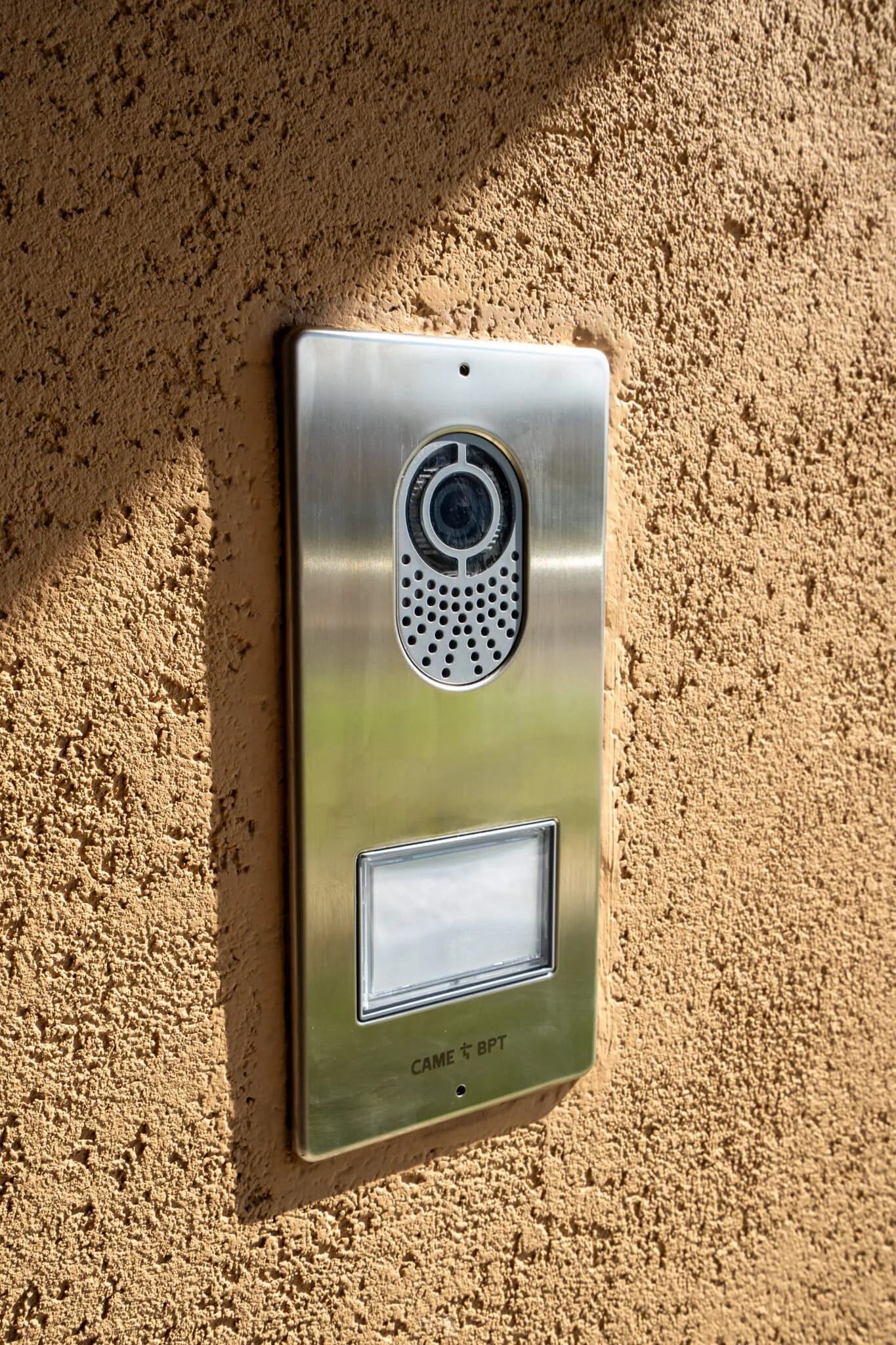 Interfone moderno instalado em edifício residencial – Edizur construção e remodelação.