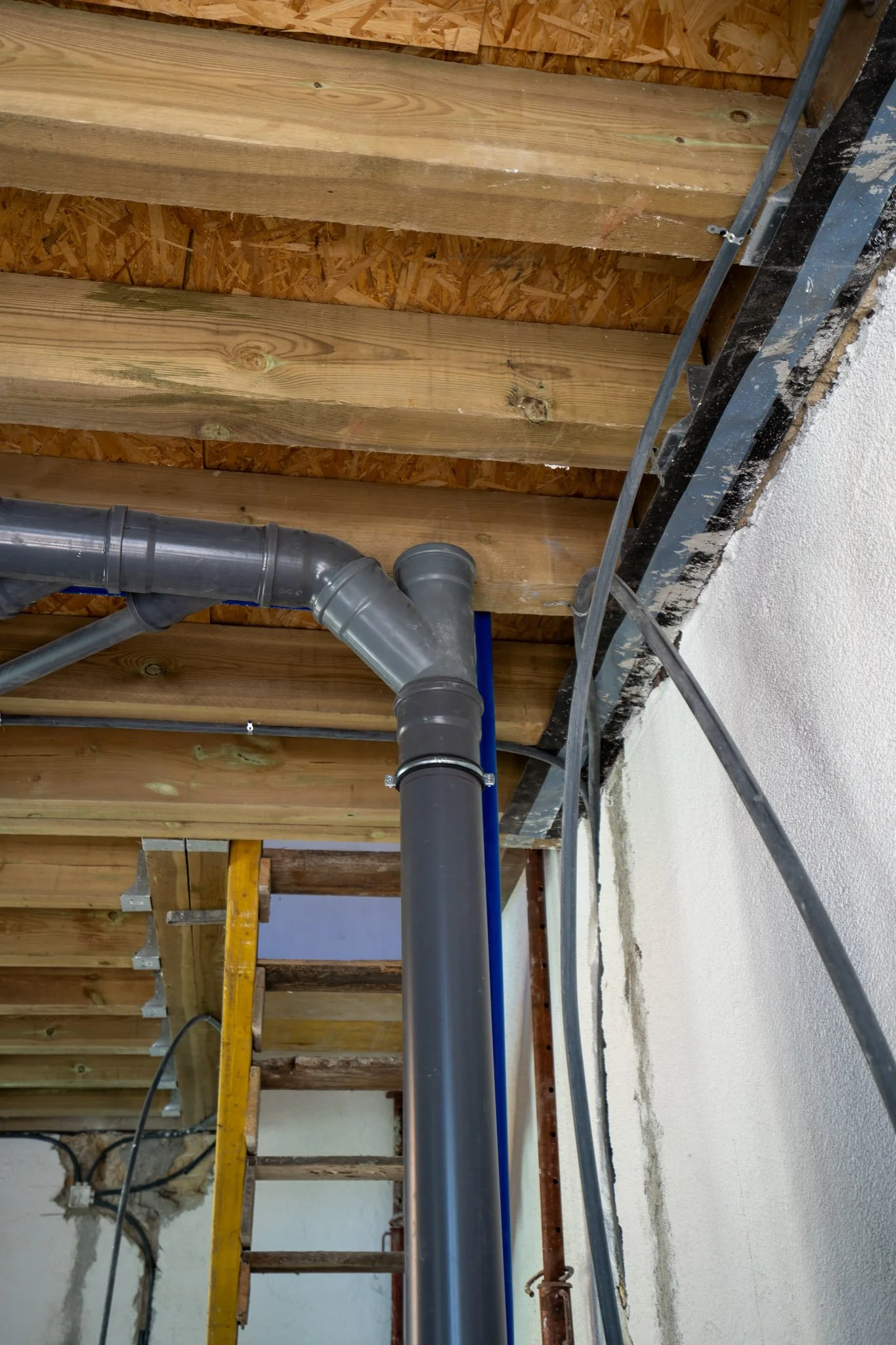 Estrutura do teto em construção – Edizur construção e reabilitação de imóveis.