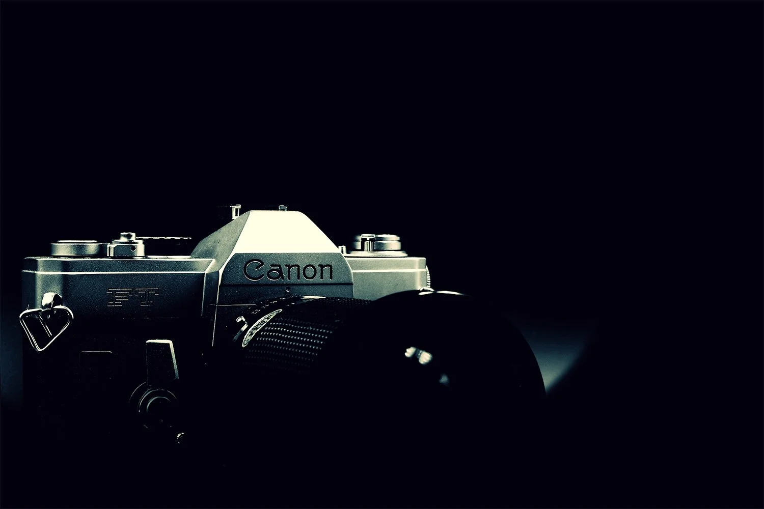 Appareil photo vintage Canon sur fond noir