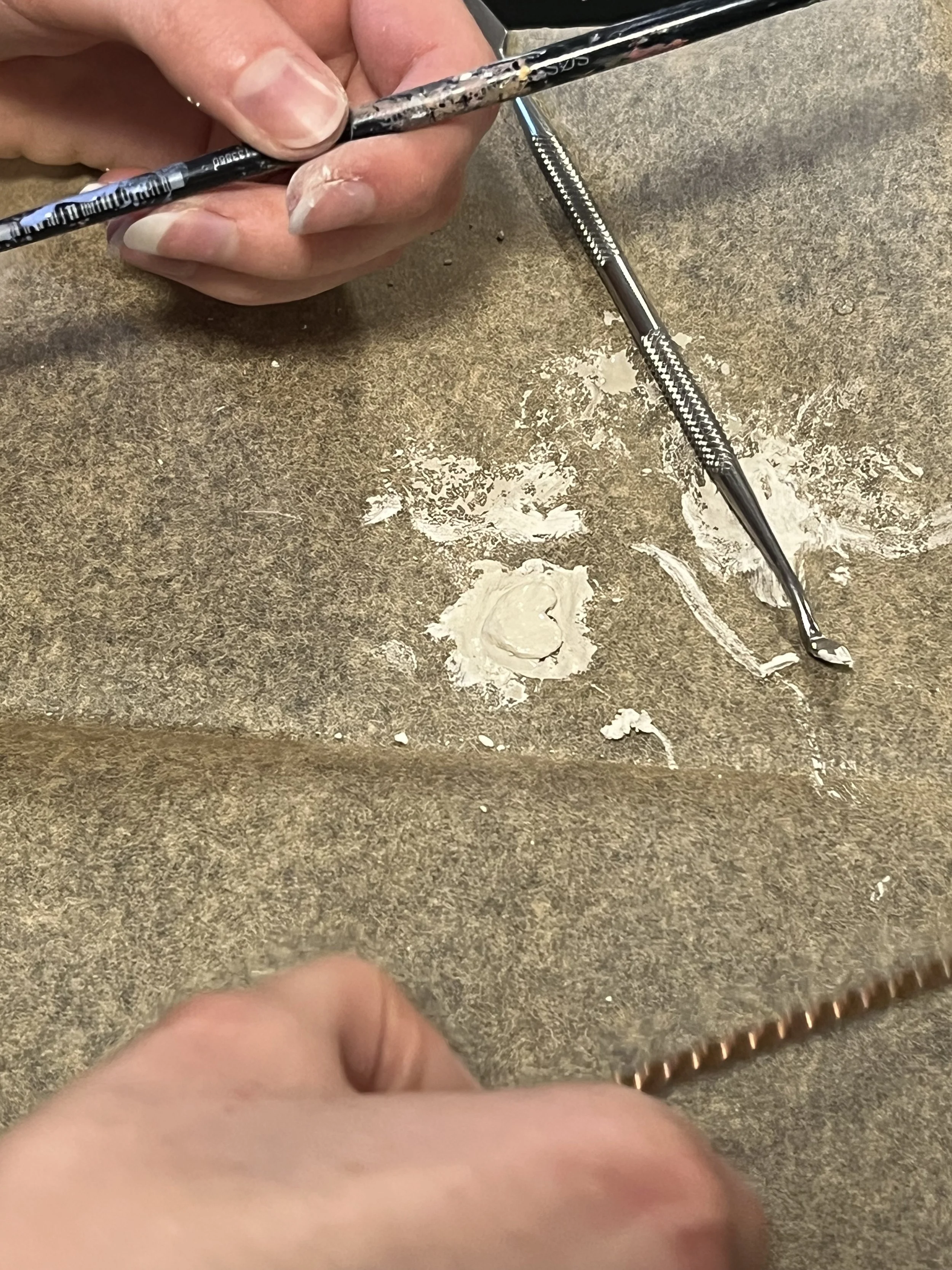 Før Art Clay brændes og bliver til rent sølv, er  det et lermateriale, som nemt kan formes til det ønskede design.