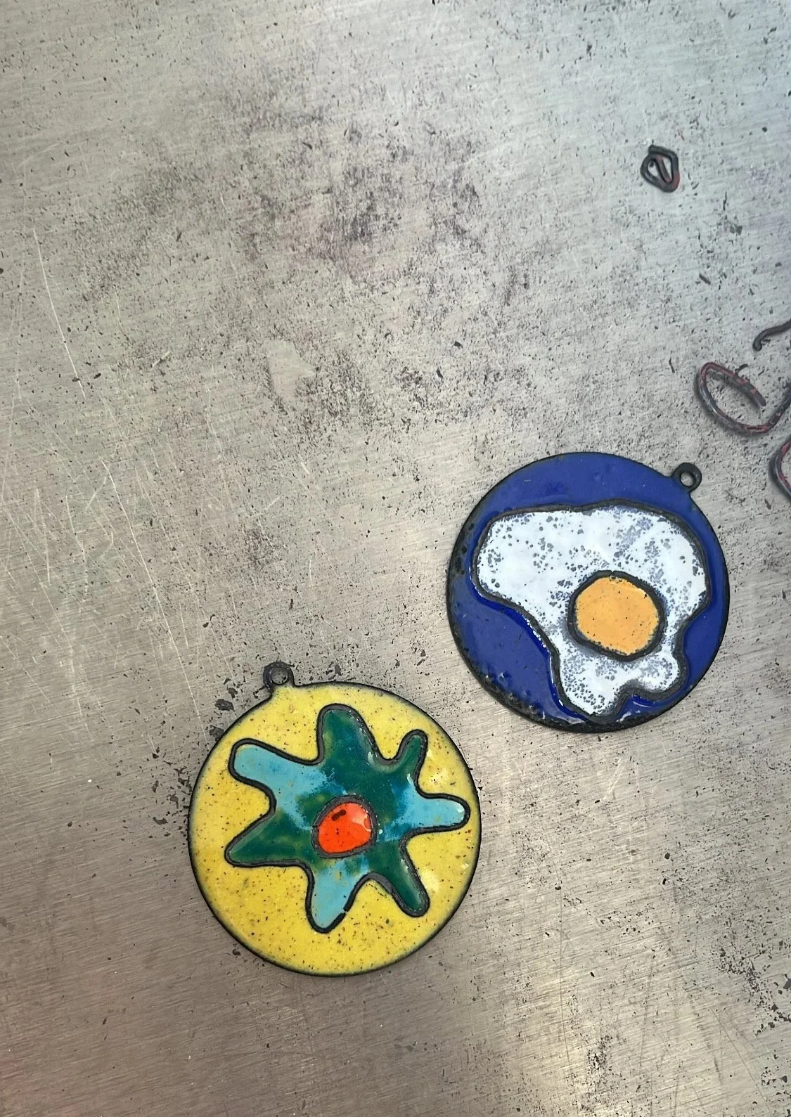 To store pre cut med emalje på