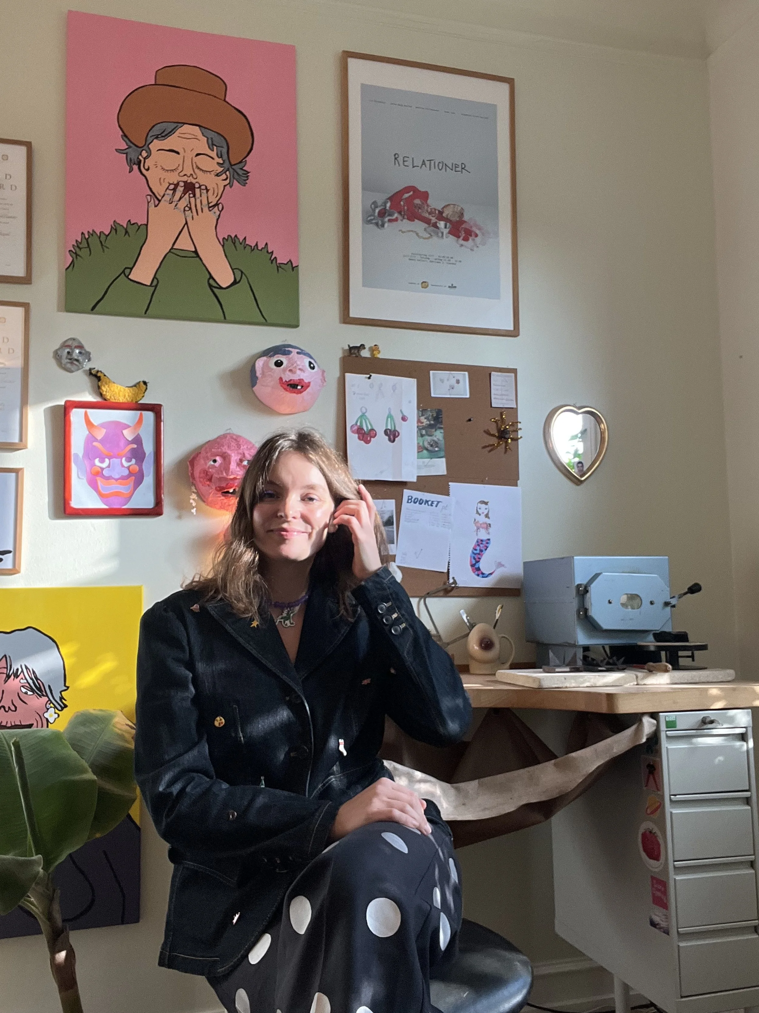 Et billede af Anne Lahn, i hendes studio