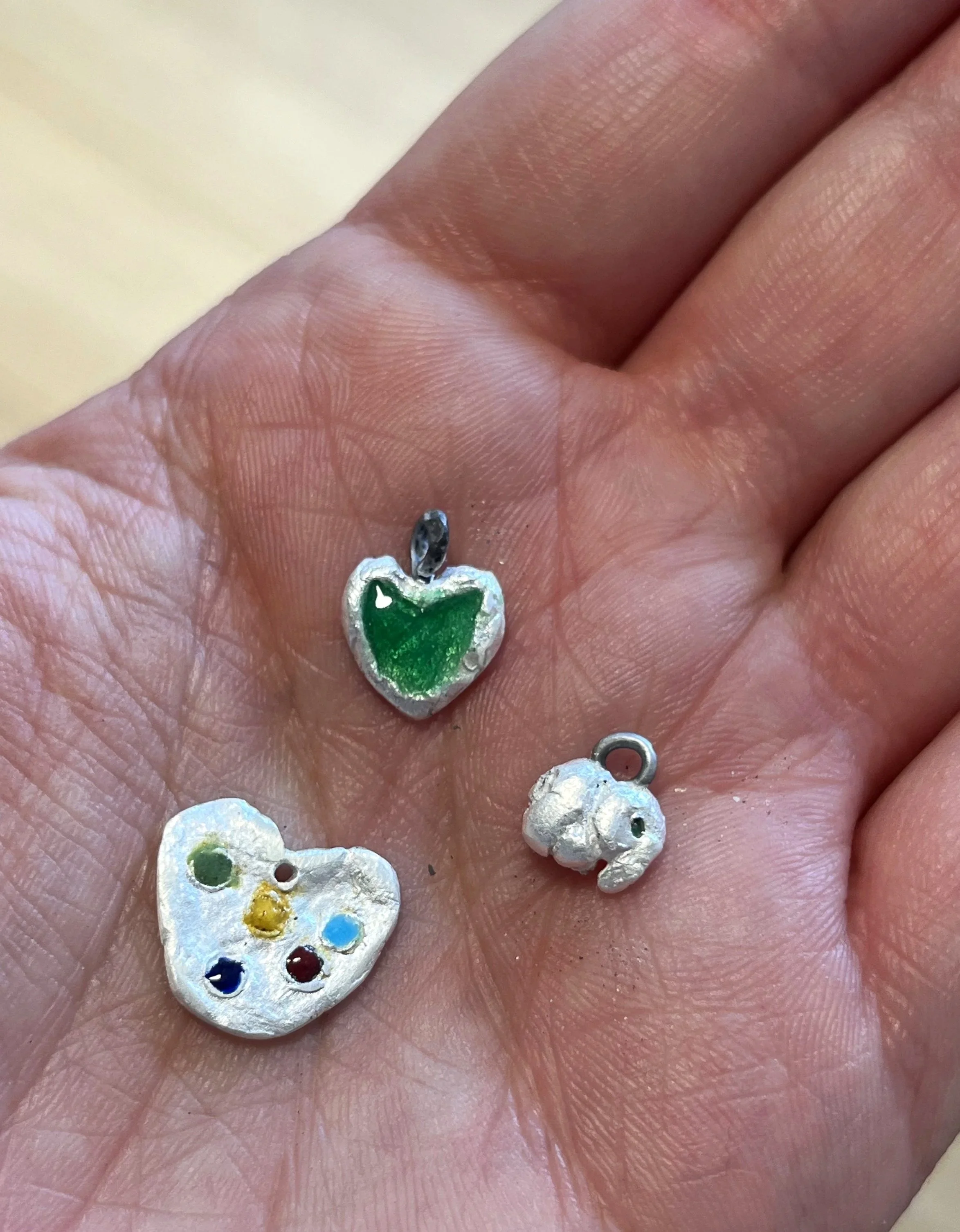 små Art Clay vedhæng - et hjerte med grøn emalje, et hjerte med flere farver prikker og en lille elefant med grønt emalje øje