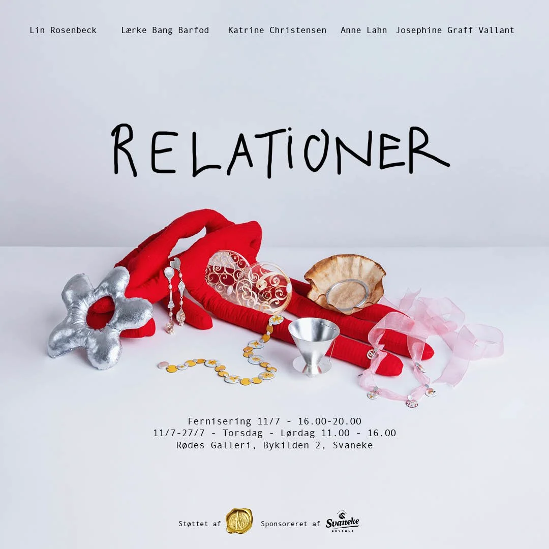 En kunstudstilling for relationer, med en tekst, der angiver åbningstid og sted i Svaneke, kunstnernavne og sponsoroplysninger.