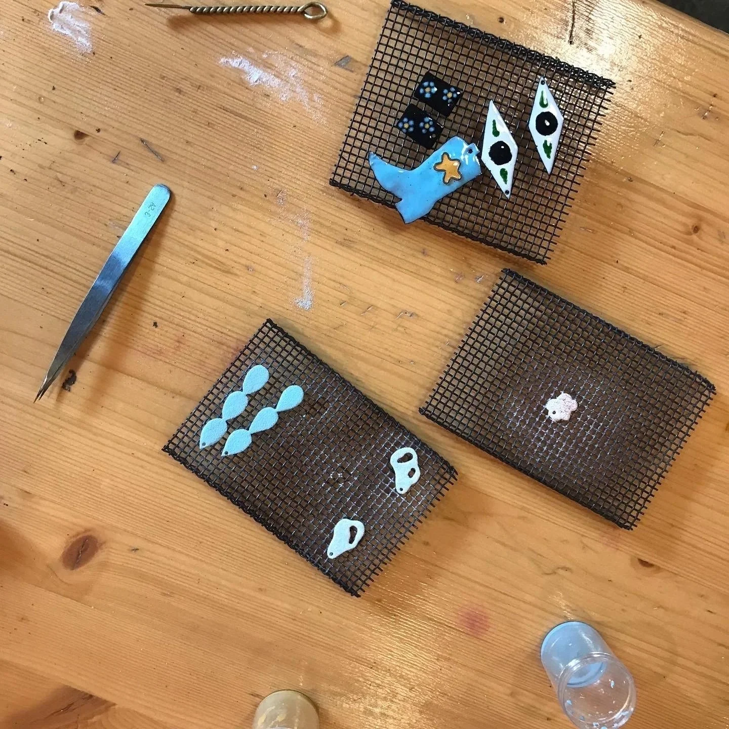 Forskellige værktøj og afsluttede emaljevedhæng til en workshop I folkehuset Absalon på Vesterbro.