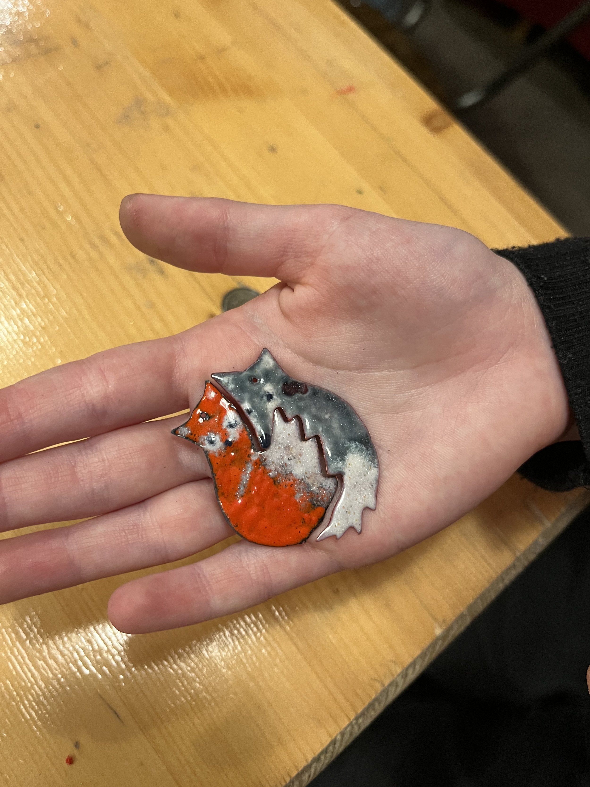 Venindevedhæng - to ræve, som hænger sammen