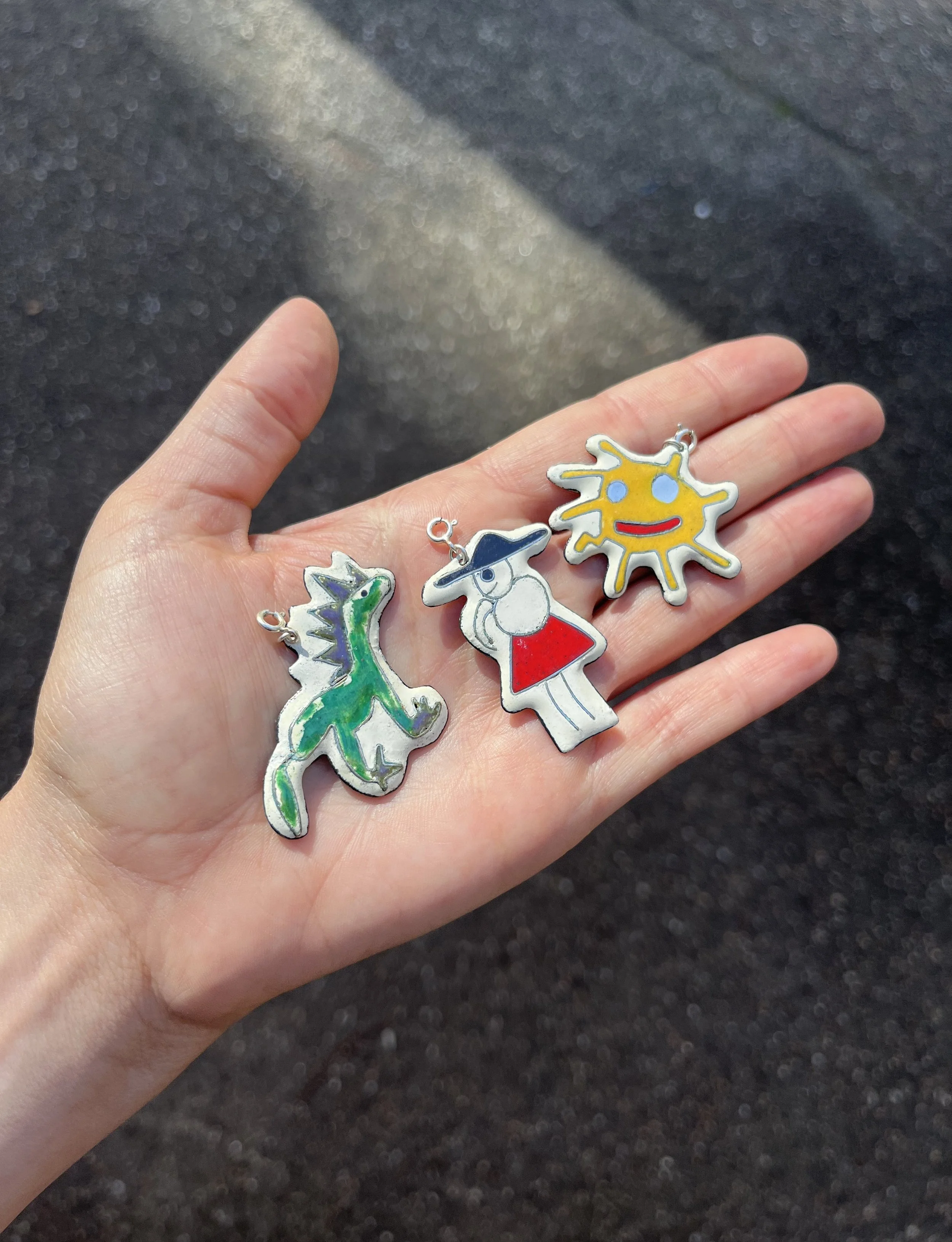 Tre emaljevedhæng lavet ud fra egne børnetegninger