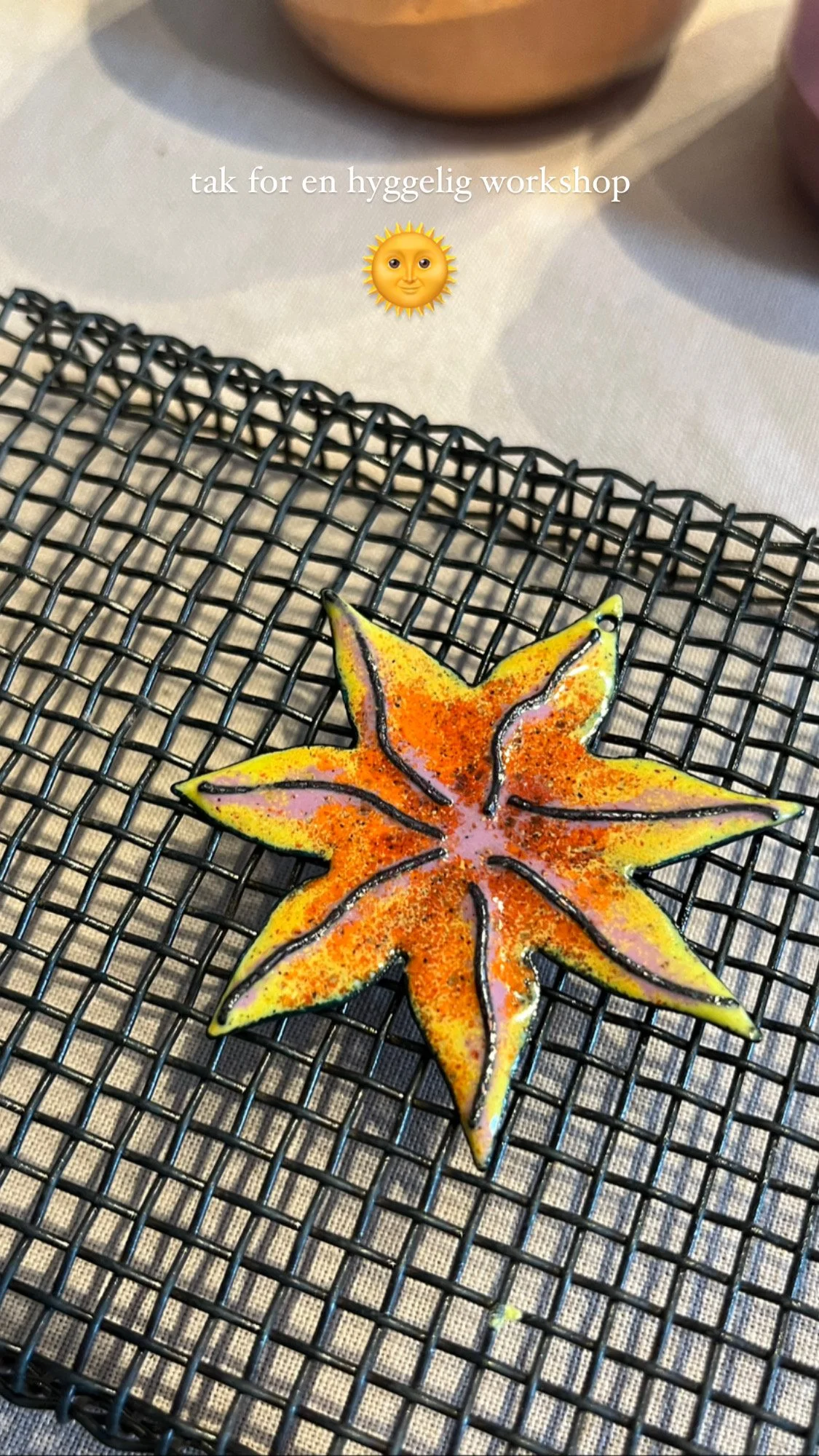 Stor flot søstjerne i gul, orange og lyserøde farver