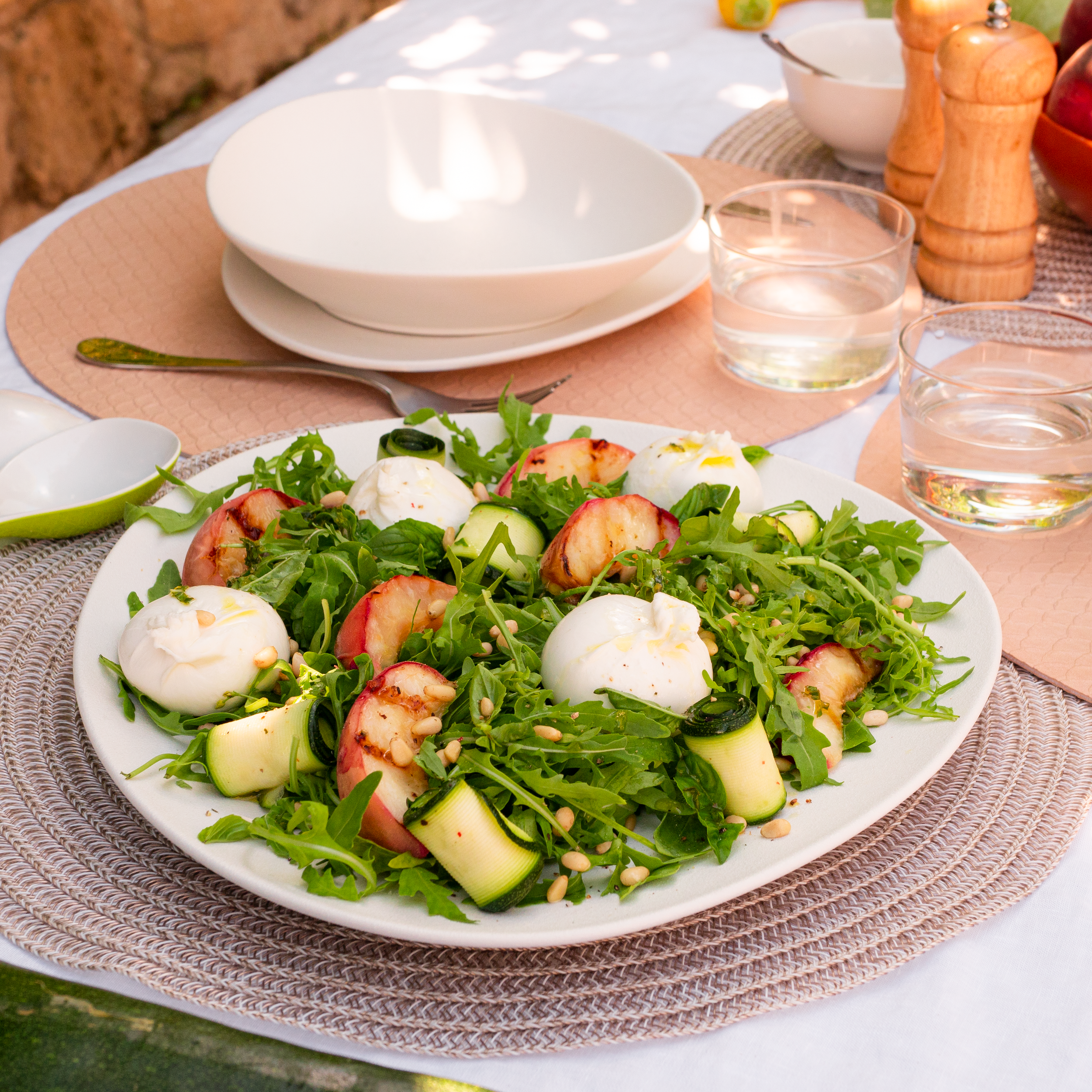 Salade estivale aux pêches rôties au barbecue - Recette créée pour INTERFEL
