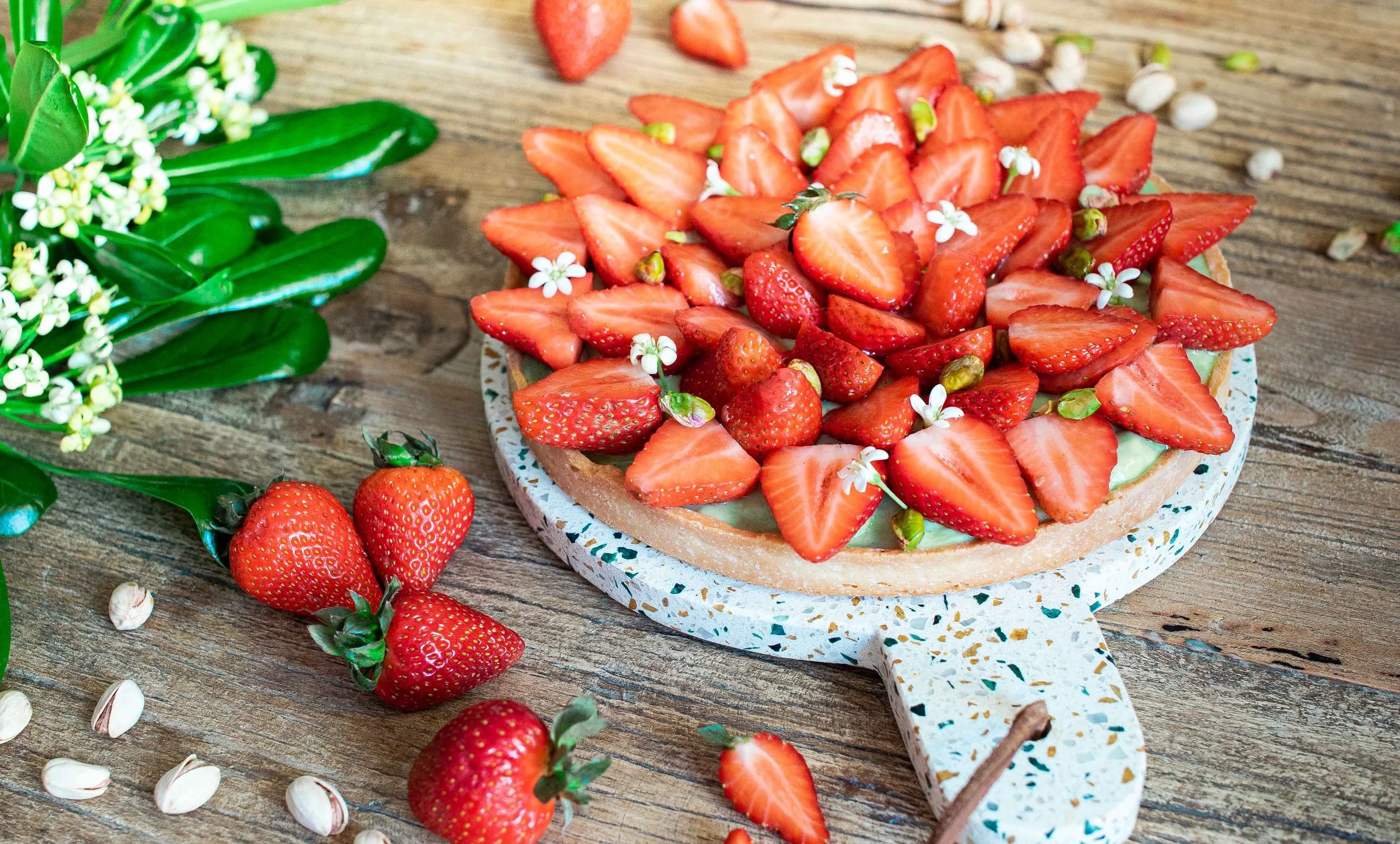 Tarte vegan élégante à la pistache et fraises fraîches, pâtisserie végétale sans produits animaux. Recette estivale alliant le croquant de la pistache et la fraîcheur des fraises.