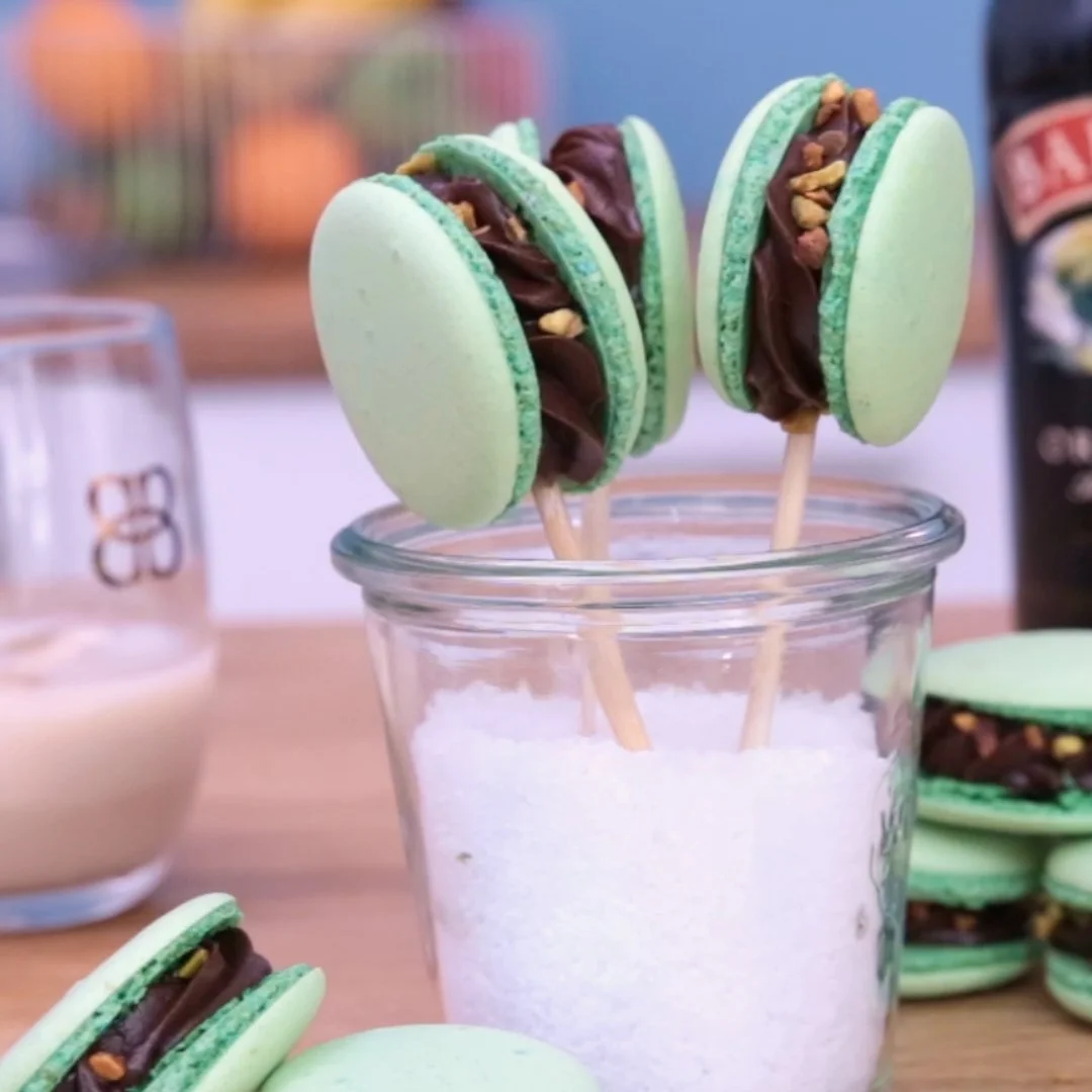 Macarons à la pistache et Bailey's, création pâtissière alliant l'onctuosité de la liqueur et la subtilité de la pistache dans une version raffinée.
