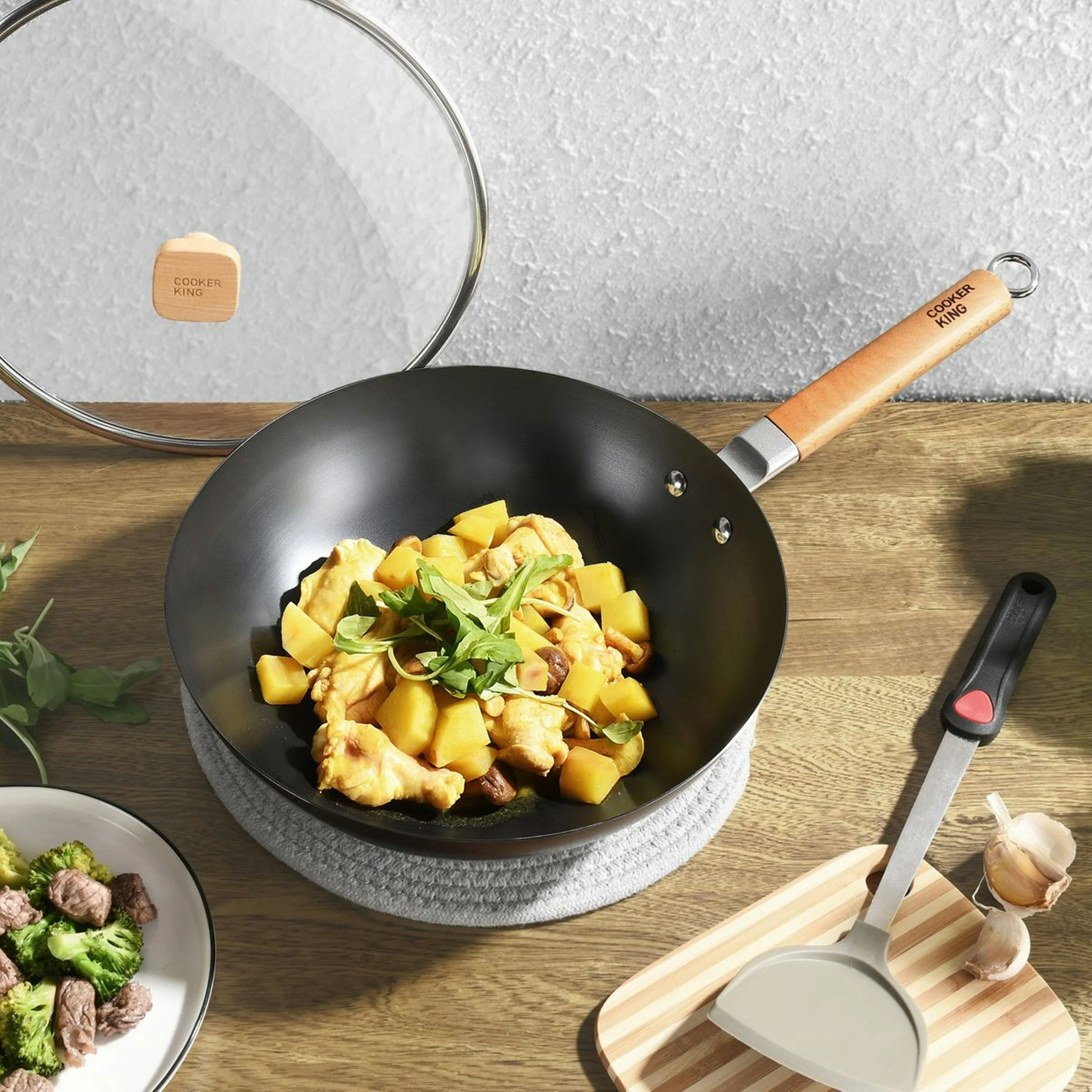 Plat végétarien coloré et gourmand, sauté à la poêle Tefal anti-adhésive, illustrant une recette healthy et facile.