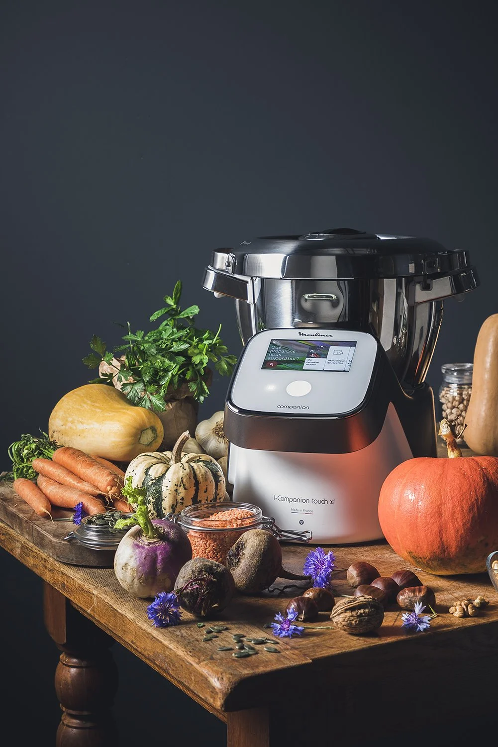 Robot Companion de Moulinex utilisé pour préparer une recette flexitarienne, illustrant les 100 créations culinaires développées pour cet appareil.
