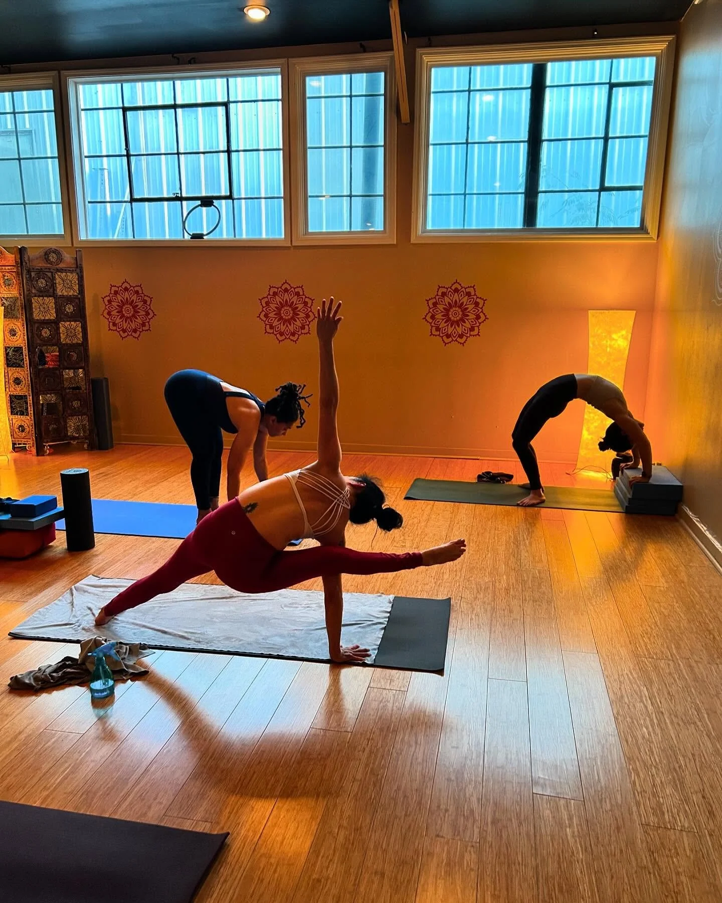 Thankful for these beautiful people and all the others who are on the path! Thank you for keeping me going! Happy Thanksgiving everyone! #ashtanga #urdhvadhanurasana #uttanasana #visvamitrasana #vasisthasana #atlantaashtanga #atlantamysore #community