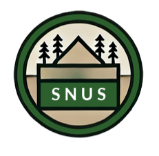 Logotyp för SNUS med en skog och ett berg i bakgrunden, omringat av en prydnadscirkel.