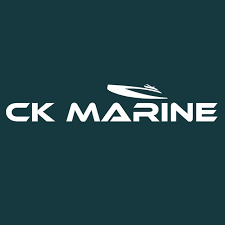 Logotyp för CK Marine med en båtillustration ovanför texten.