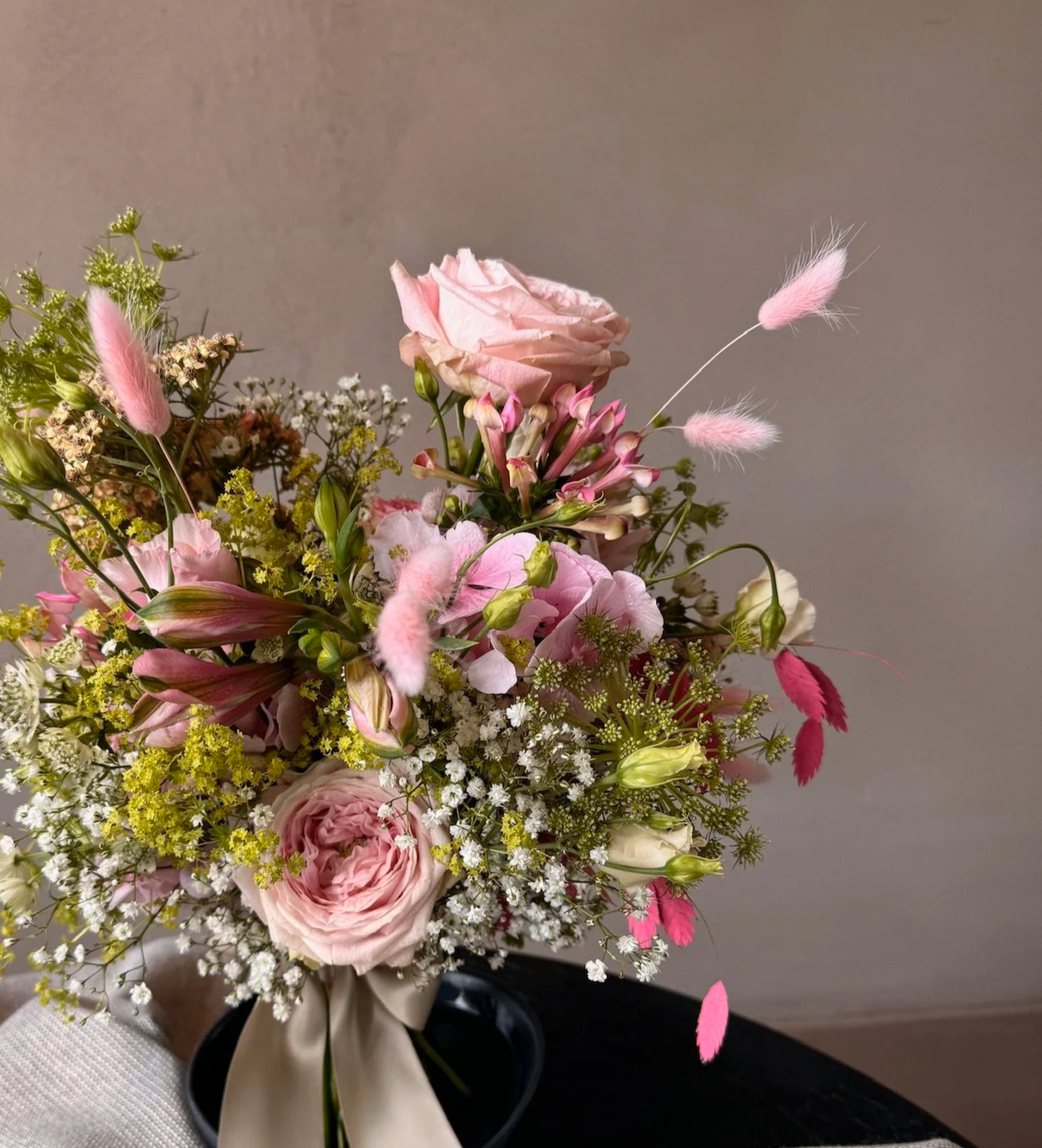 Lernen wie man Blumen zuhause selber arrangiert. Workshops mit Meister Florist Christian Altendorfer in seinem Atelier in Innsbruck.