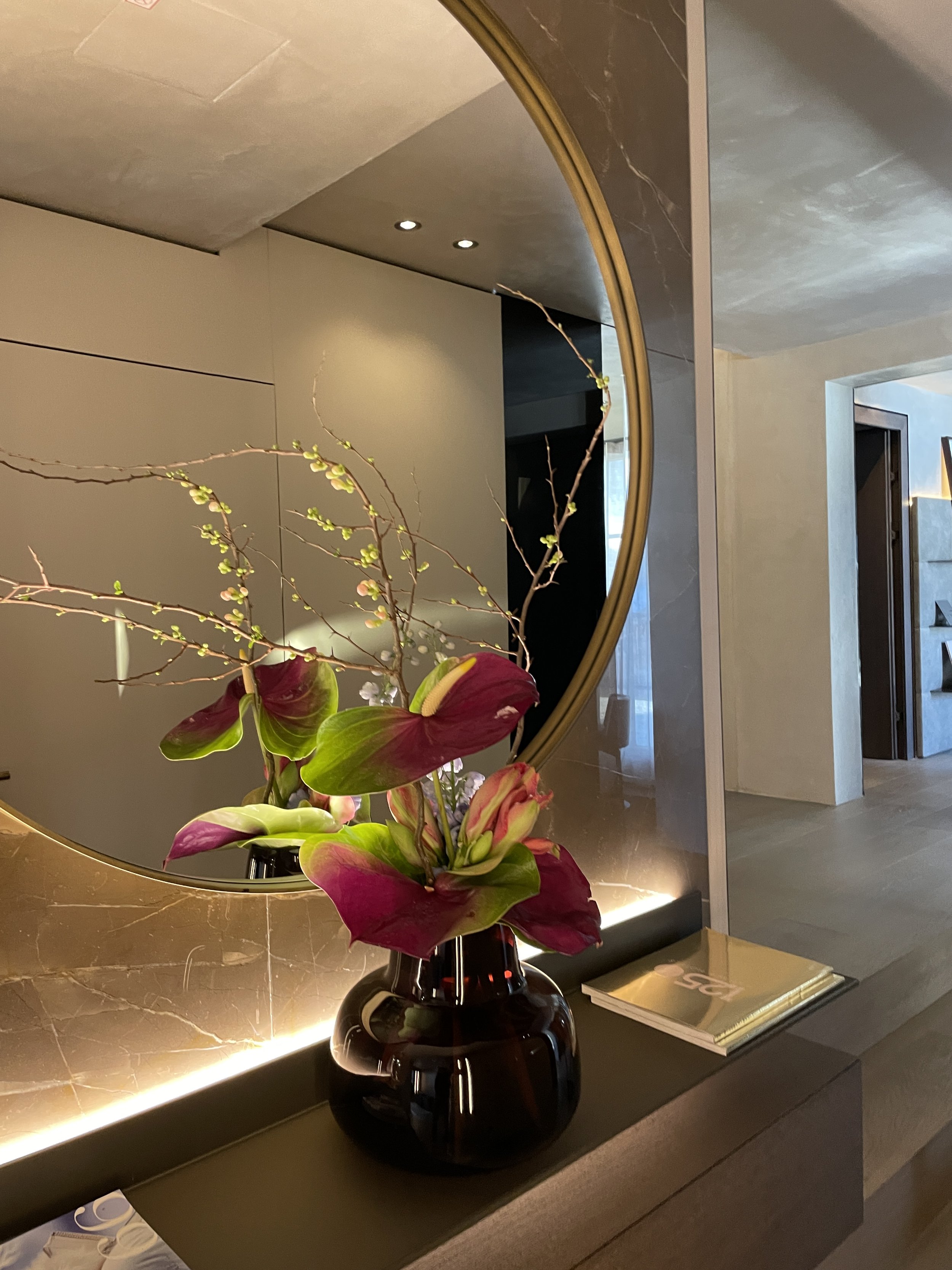 Anthurien-Glasvase-Zweige-Blumen-Abo-Meisterflorist-Innsbruck