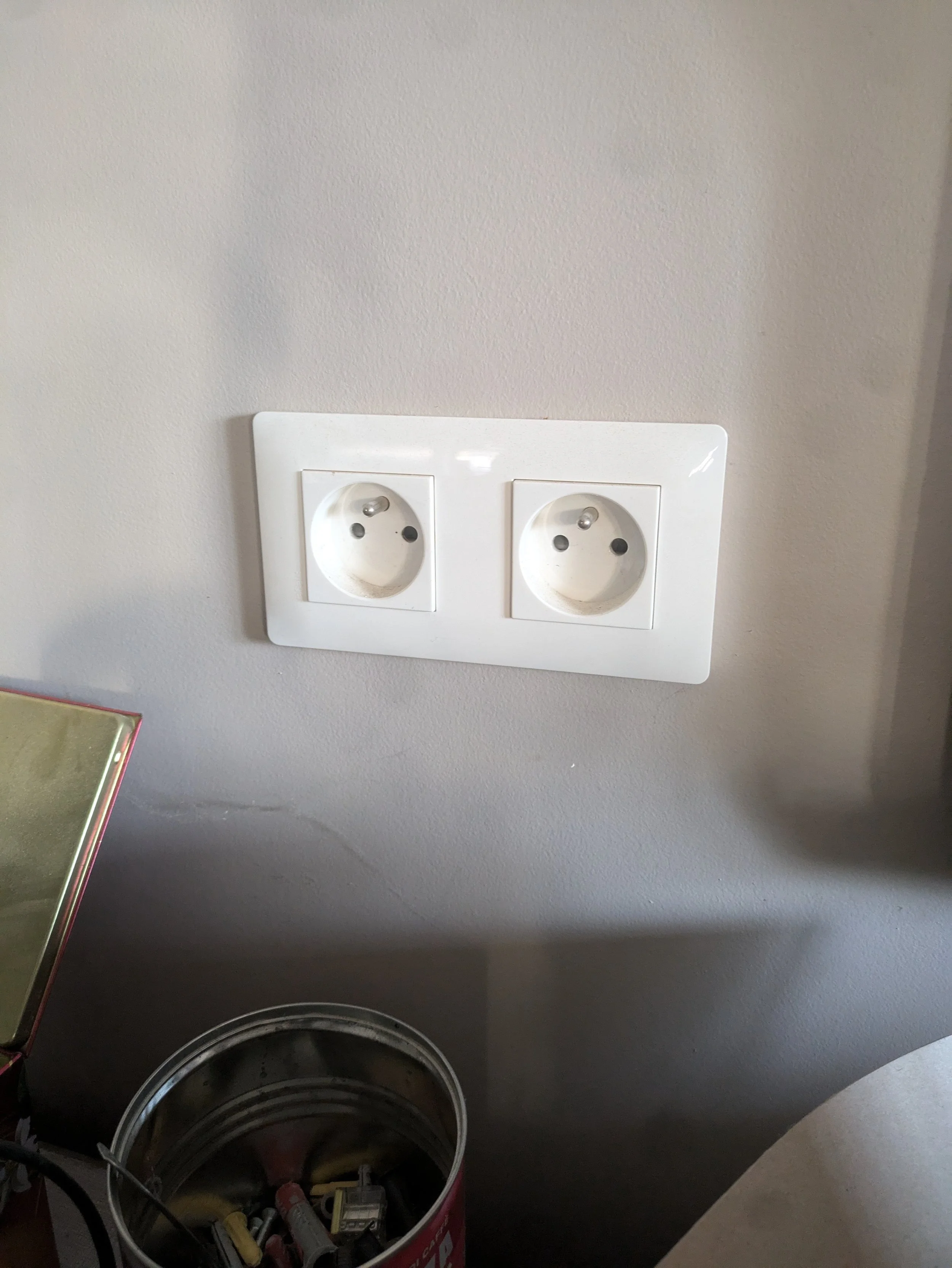 Prise électrique double encastrée dans un mur