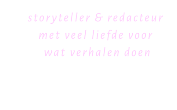 De afbeelding bevat tekst in het Nederlands die zegt: 'storyteller & redacteur met veel liefde voor wat verhalen doen', met een witte pijl die naar links wijst.