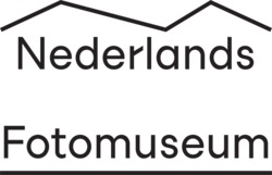 Textlogo van 'Nederlands Fotomuseum' op een donkere achtergrond