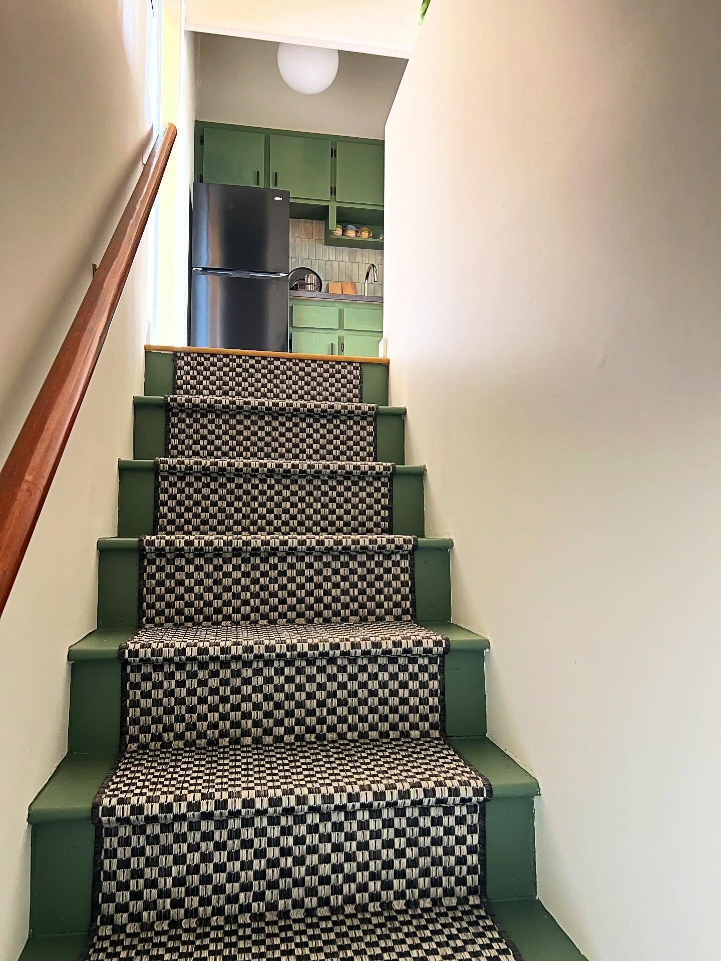 Installing our new stair runner&hellip;🌿🌿🌿