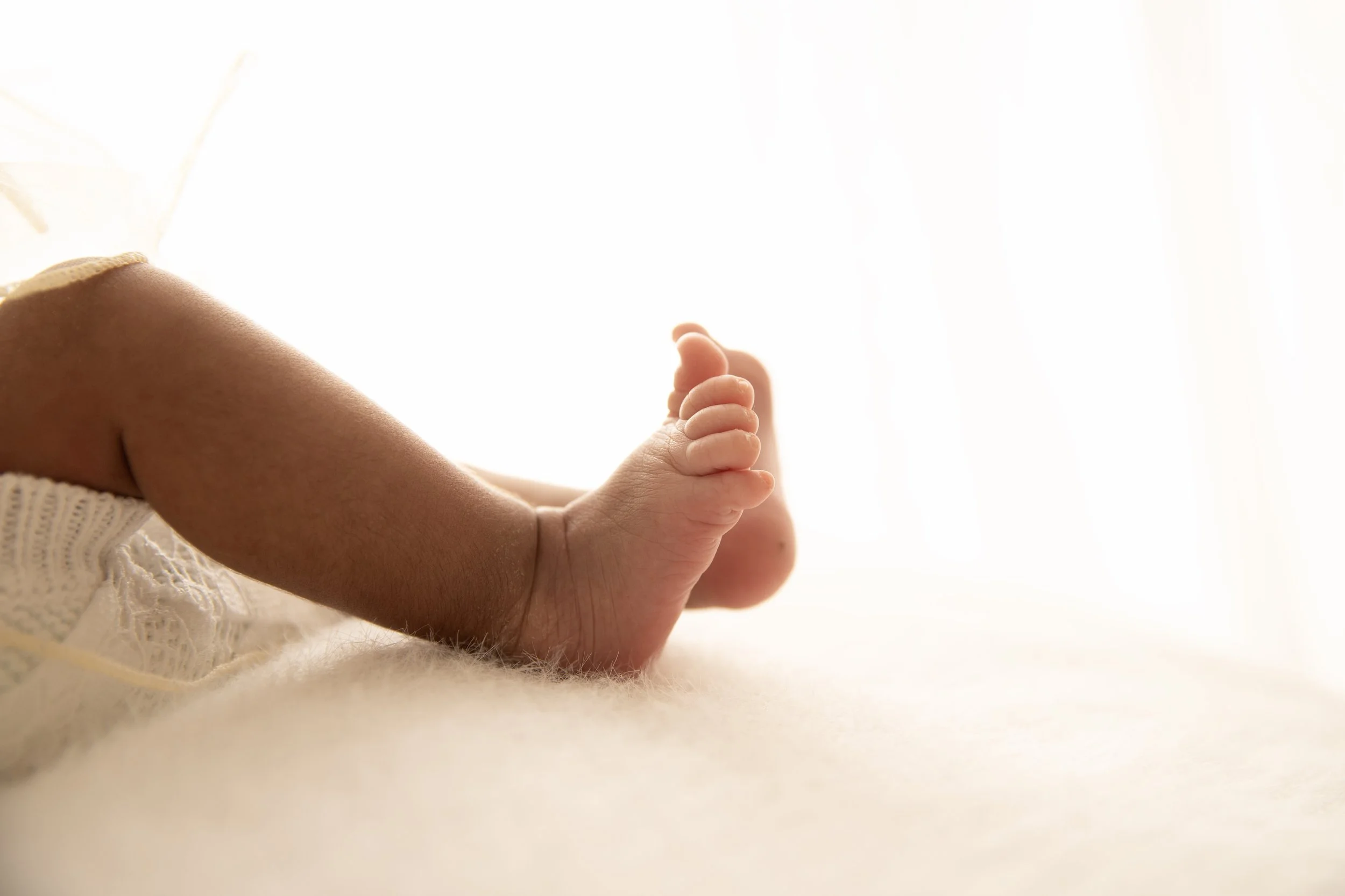 Service card for The Newborn Sleep Masterclass by Sleepy Mums, with a photo of newborn baby feet, a 1:1 session for parents with babies aged 0 to 4 months.