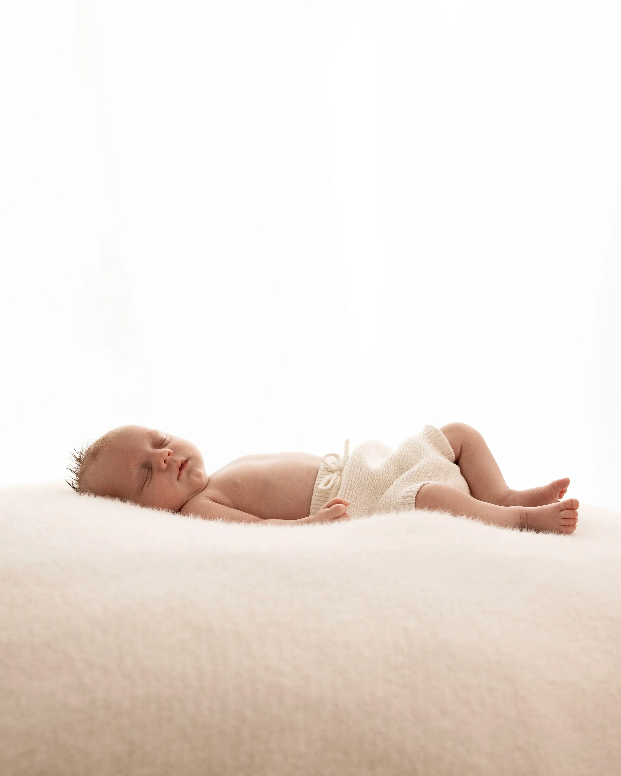 Detailed overview of the Calm Nights 1:1 Sleep Experience by Sleepy Mums, featuring a sleeping baby and a list of coaching benefits.