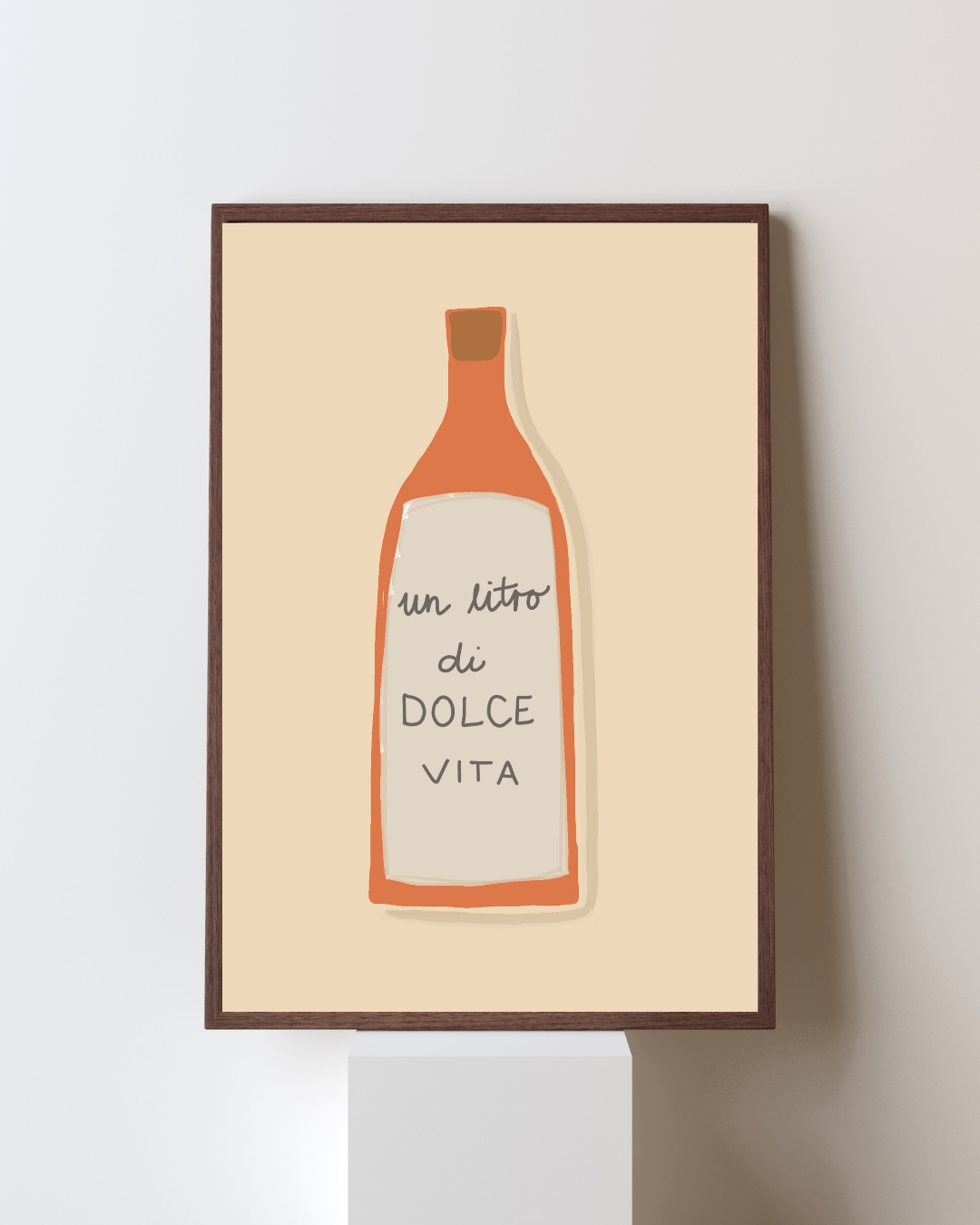 Art print of a wine bottle with Italian text 'un litro di DOLCE VITA' on a beige background, framed in wood.