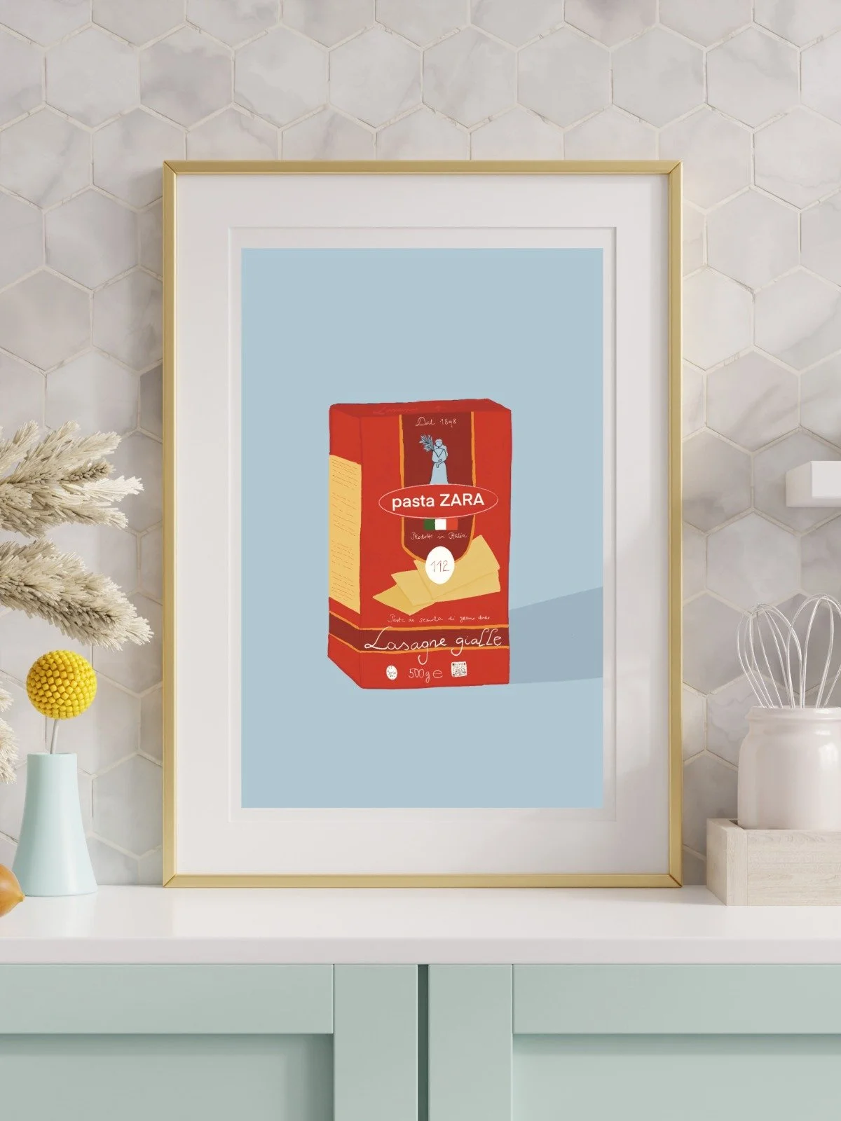 Framed digital illustration of a package of pasta, labeled 'Pasta Zara Lasagne Gialle', on a white surface against a wall with white hexagonal tiles.