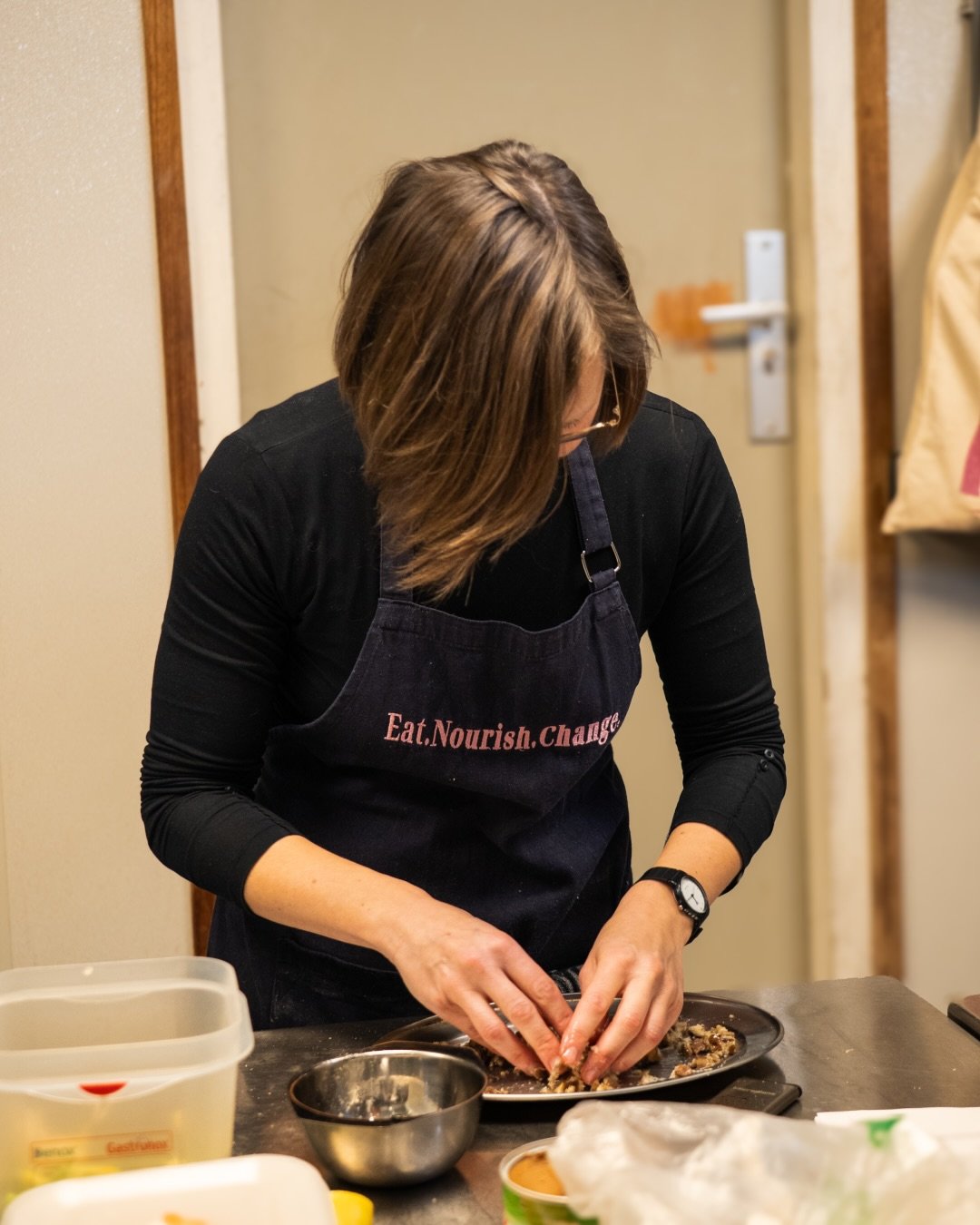 Een paar sfeerbeelden van het coaching proces.

De deelnemende restaurants kregen begeleiding van experts in culinaire ontwikkeling en menu-engineering. Samen met de coaches werkten zij aan plantaardige gerechten die perfect aansluiten bij hun keuken