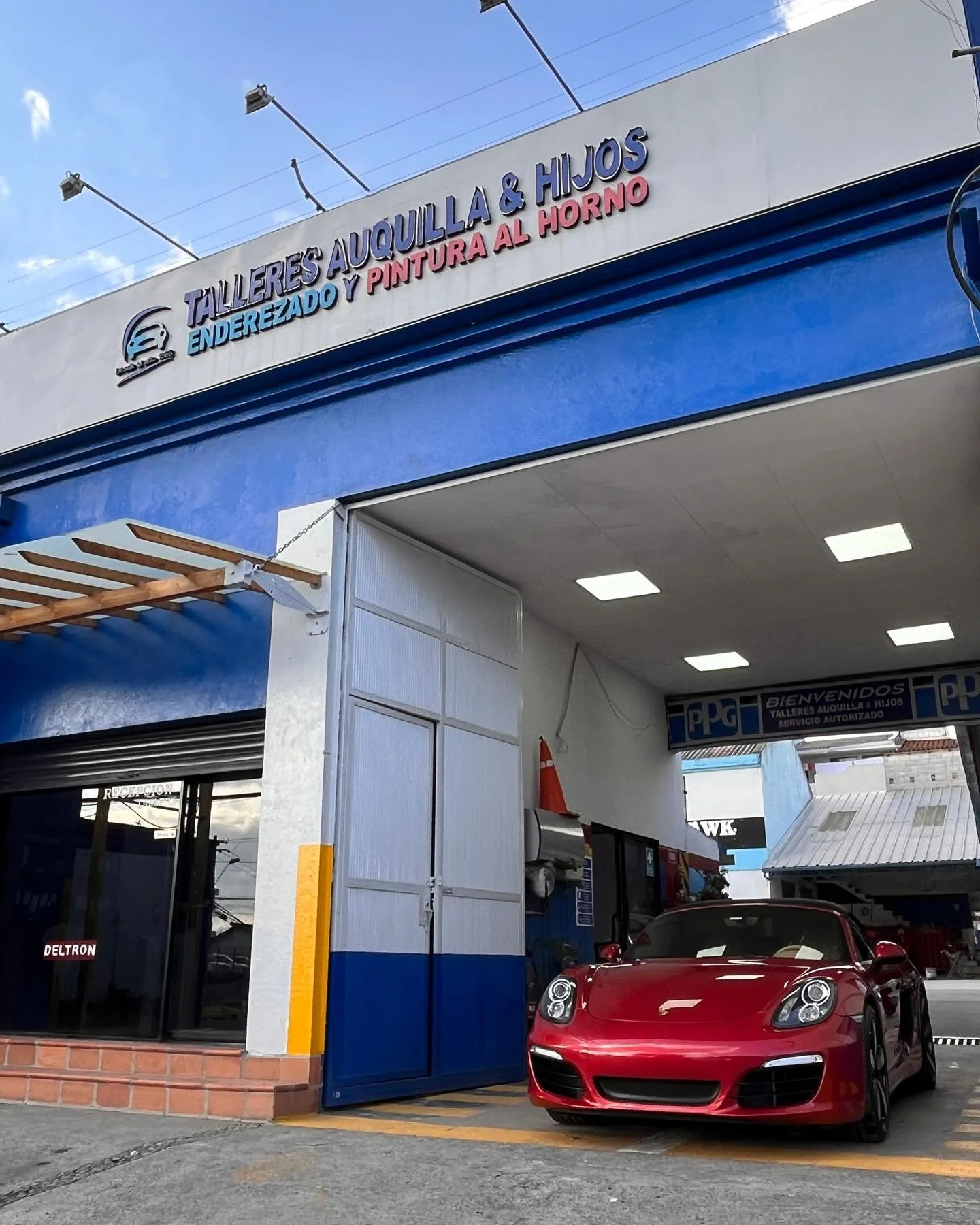 Reflejamos el lujo en cada capa 🚗
Especialistas en pintura automotriz desde 1964 🗓️