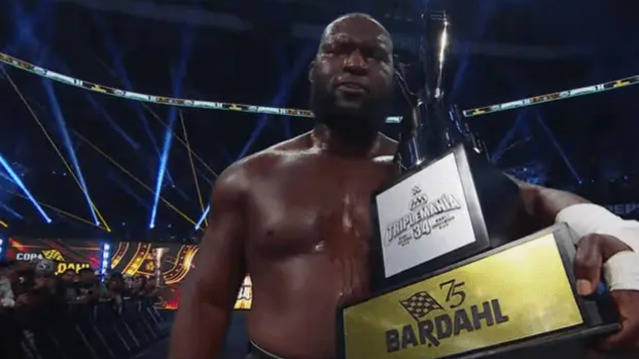 Omos holding and celebrating with the Copa Bardahl trophy after his victory at Triplemanía 34.