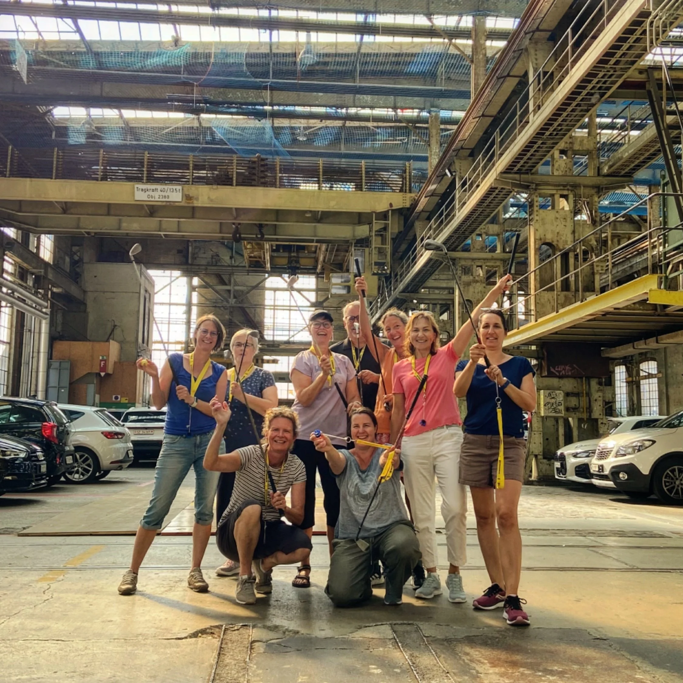 here we goooooo-lf @kispex.zuerich 🏌🏻&zwj;♀️⛳️🏌️&zwj;♂️
#urbangolf #golf #teamwork #streetgolf #xgolf