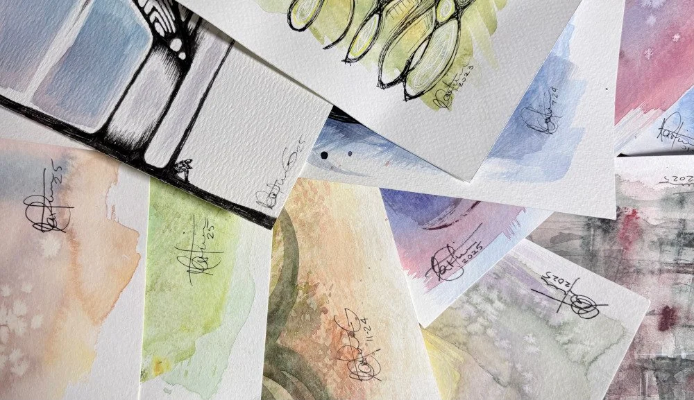 Collection de petits tableaux avec des peintures abstraites