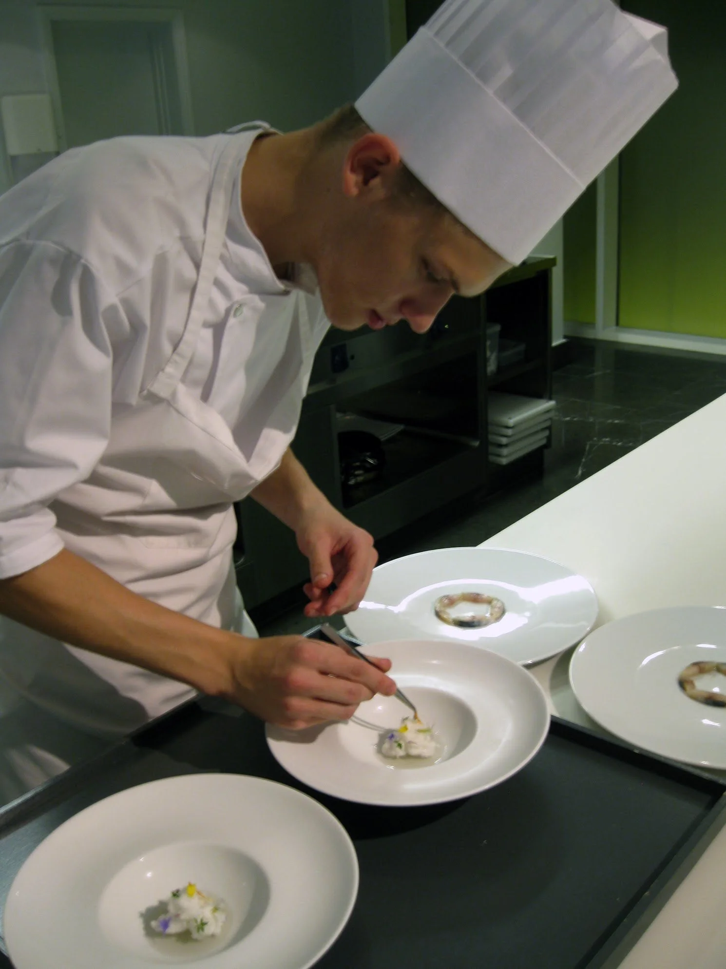 Le fondateur d'Entretien MM Pro travaillant comme chef professionnel, démontrant la précision et les standards de propreté élevés apportés à chaque lavage de vitres.