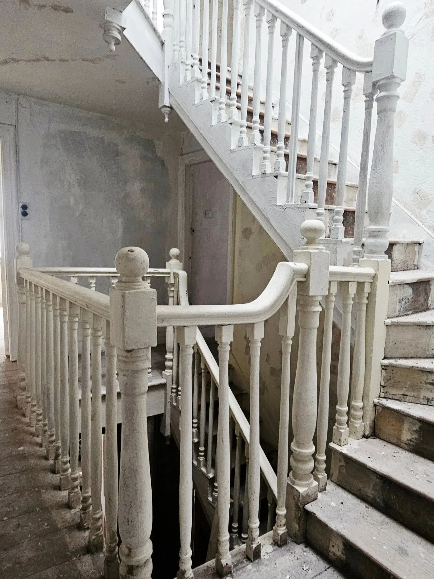 Photo from a recent building appraisal for potential residential use. Another hidden gem from the heart of Cork City. #architecture #conservation #renovation #instaarchitecture #corkcity #corkarchitecture #housingireland #corkarchitects #archilovers 