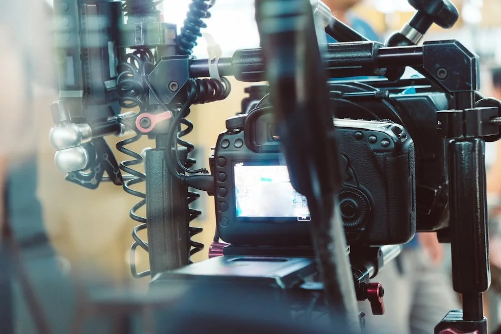 Caméra professionnelle montée sur un stabilisateur utilisé pour filmer.
Vidéaste corporate à Paris pour vos films d’entreprise