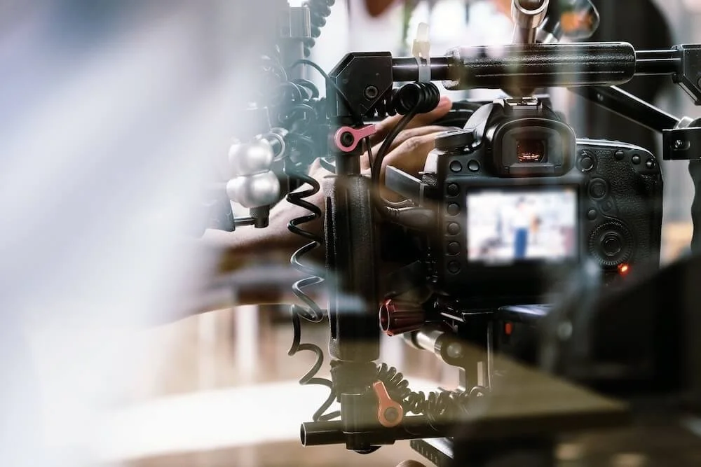 IA vs vidéaste humain : quelle place pour l'intelligence artificielle dans votre stratégie vidéo B2B en 2026 ?