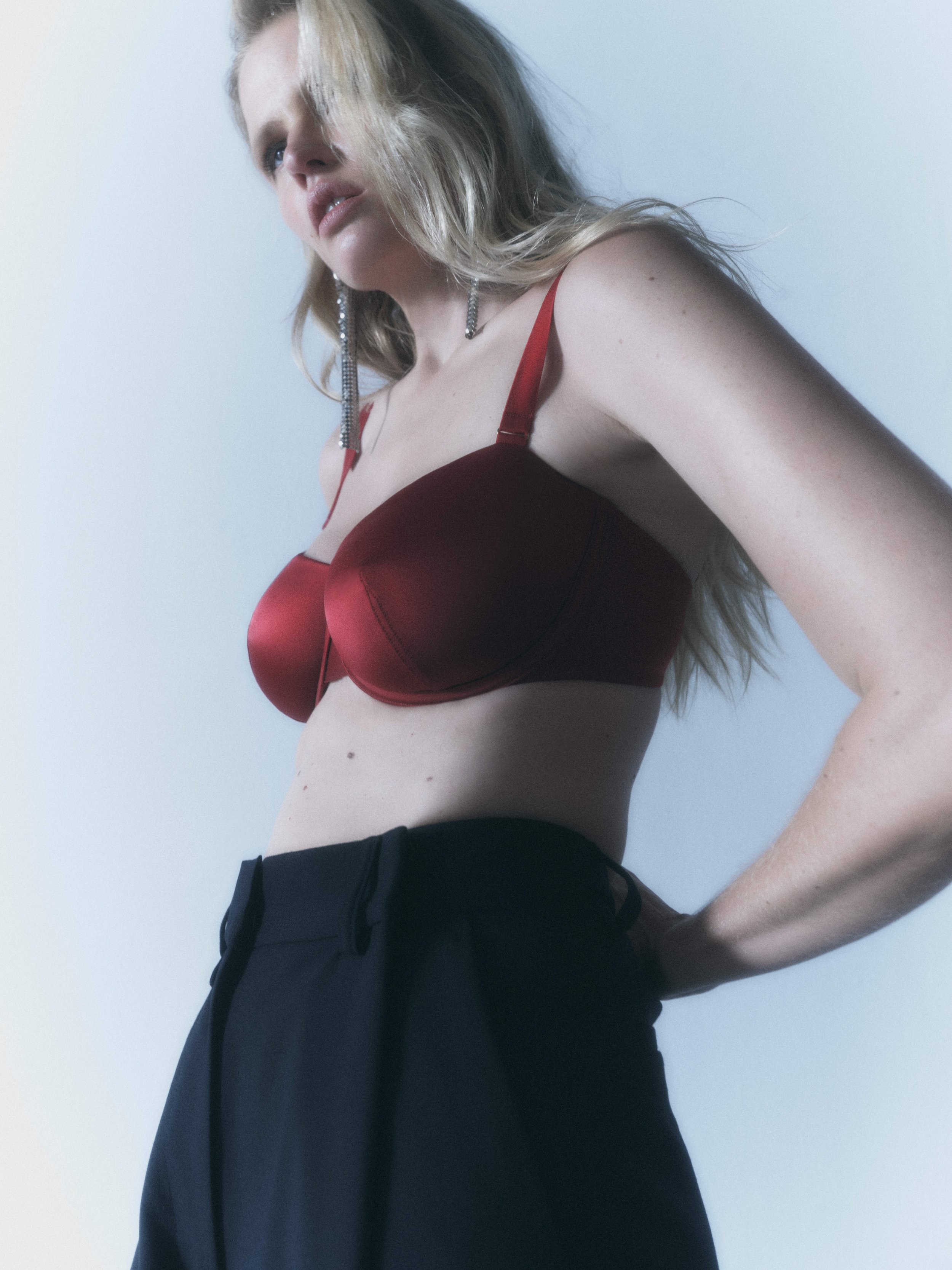 HOLIDAY22_BALCONETTE_GARNET_1_074 (1) (1).jpg