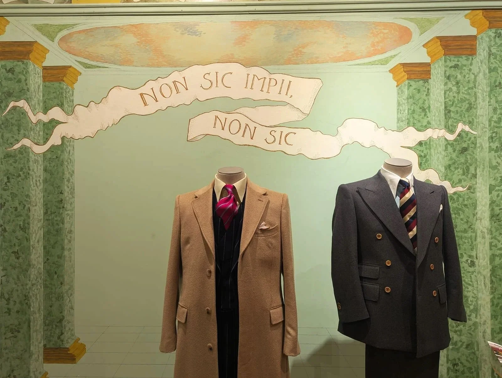 Les costumes magnifiés par une perspective à l'italienne