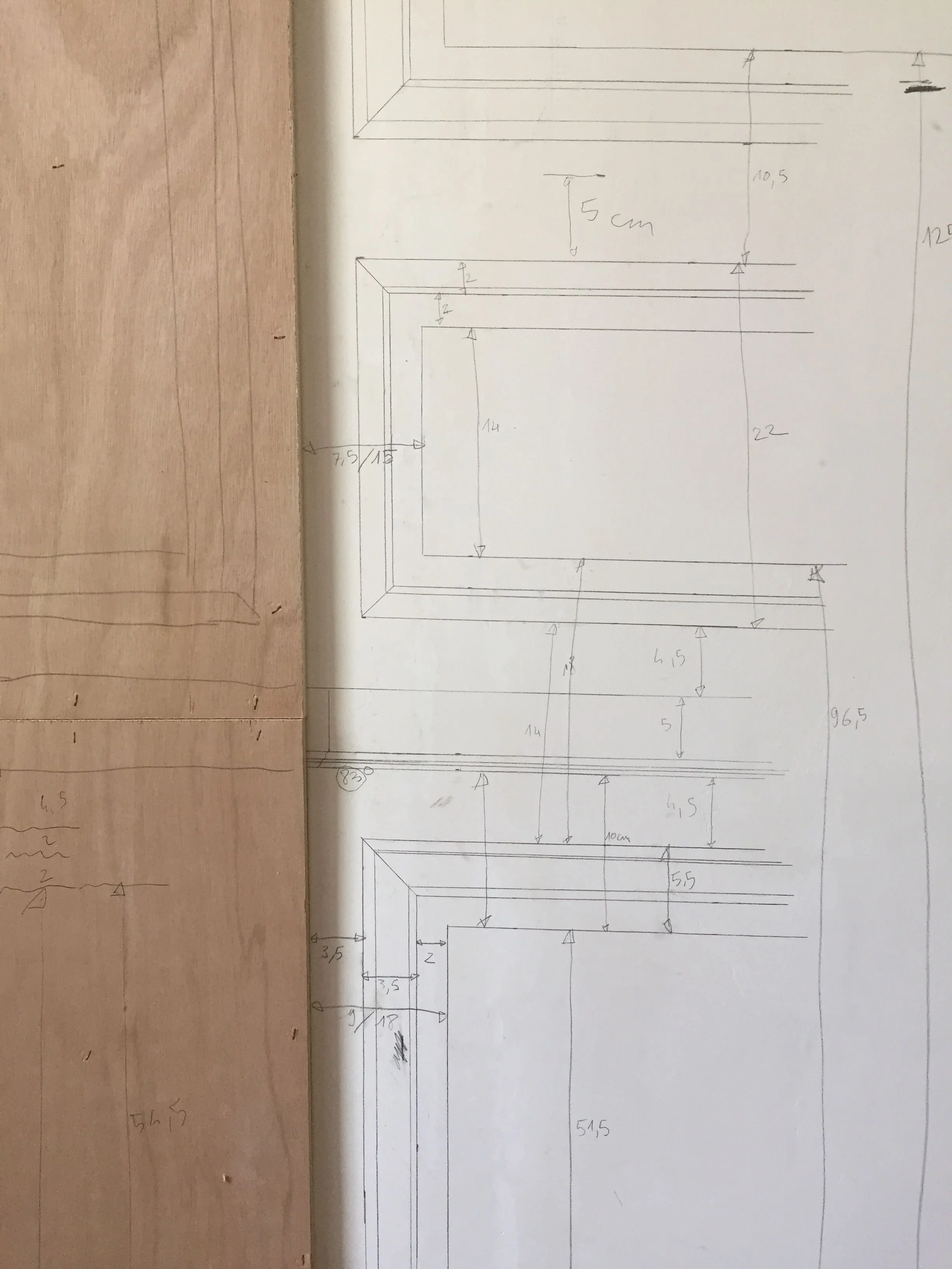 L'ensemble des panneaux est dessiné sur le mur avant réalisation afin d'ajuster les proportions